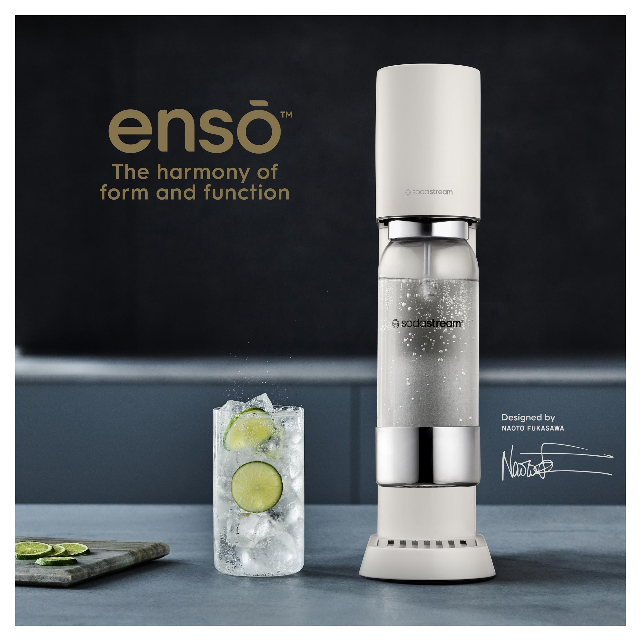 Egy fehér SodaStream gép egy pohár vízzel és lime-mal. Az 'enso' márkanév látható.