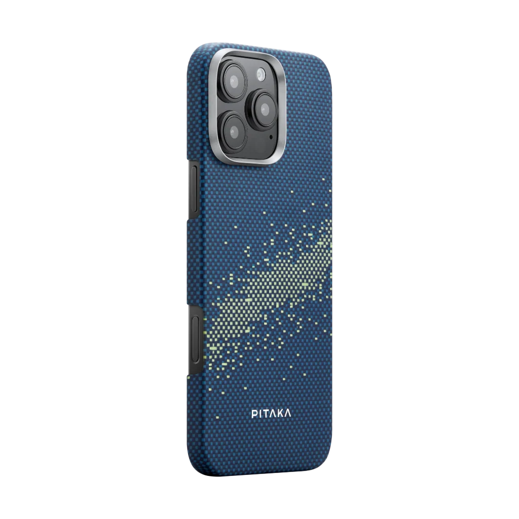 Kék telefontok pöttyös mintával és ezüst kamera gyűrűvel. A PITAKA márkanév alul található.