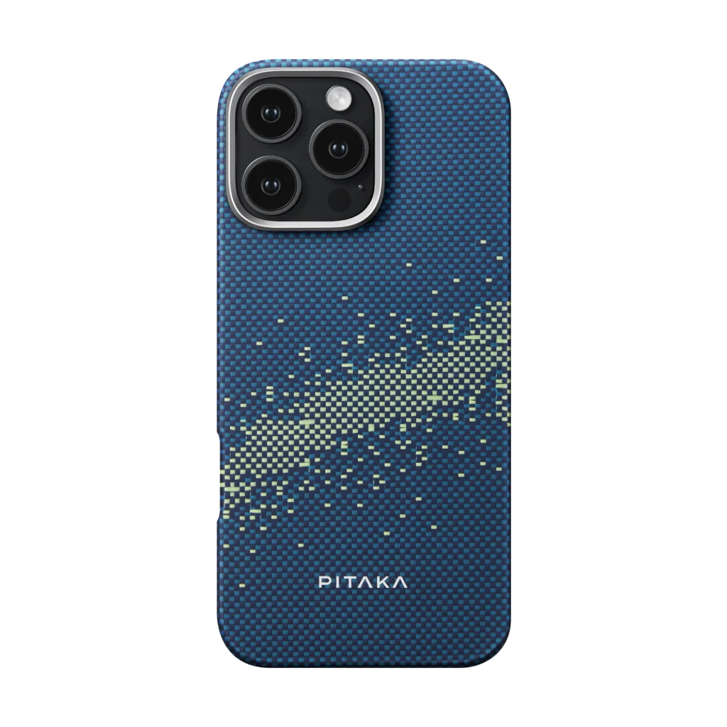 Kék telefontok pixeles dizájnnal. A telefonnak három kamerája van. A PITAKA márkanév alul található. A háttér fekete.