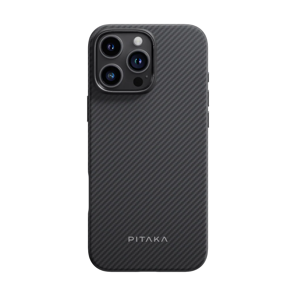 Egy fekete iPhone szénszálas tokkal. Négy kamerája van, és a 'PITAKA' márkanév látható.