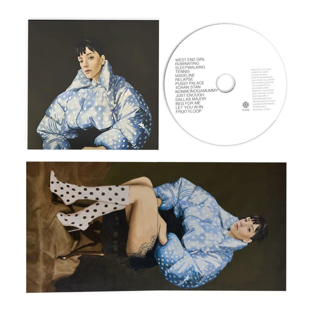 Composition artistique. Une femme en veste bleue à pois blancs, un CD et des jambes avec des chaussettes à pois.