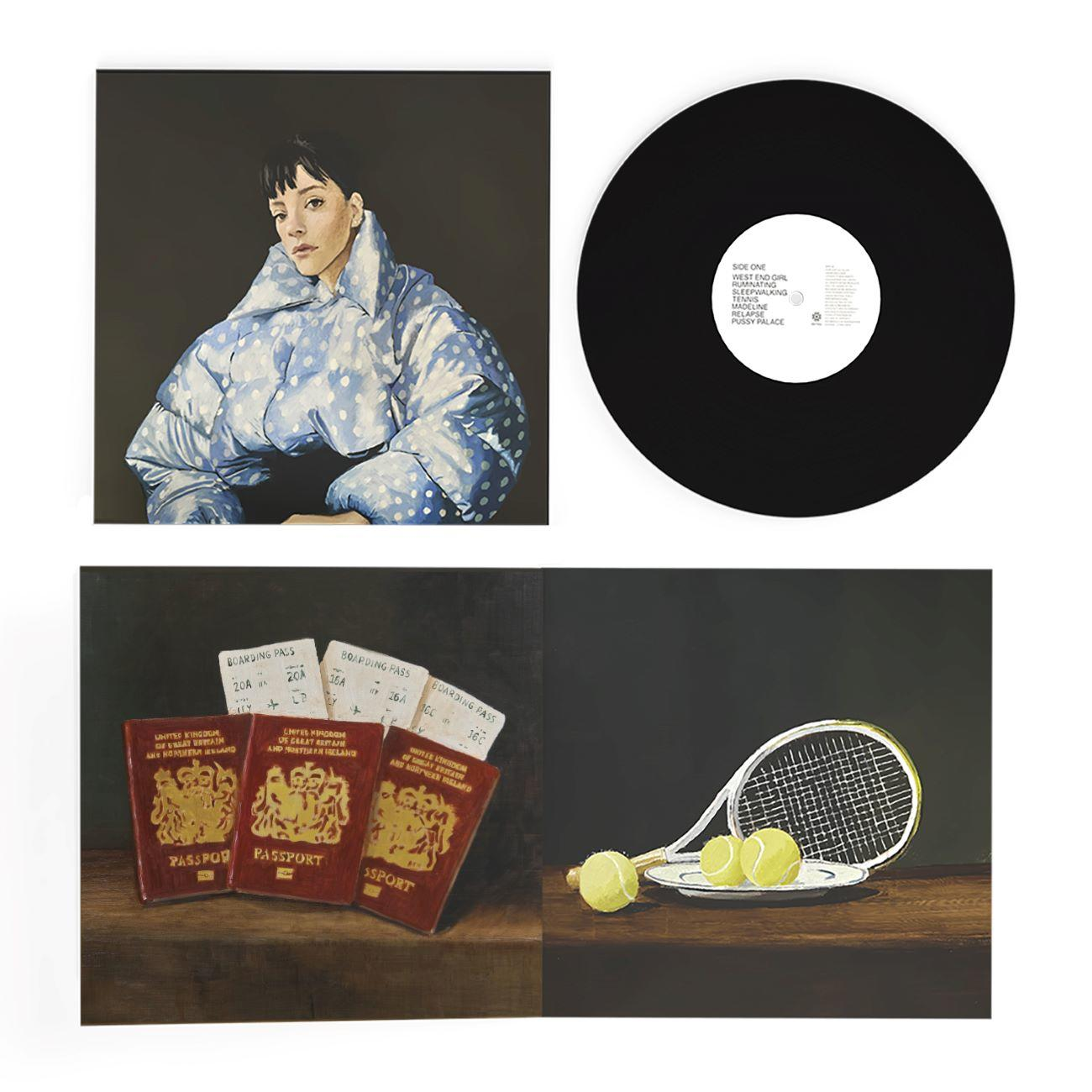L'image présente une peinture d'une femme, un disque vinyle, des passeports et du matériel de tennis.