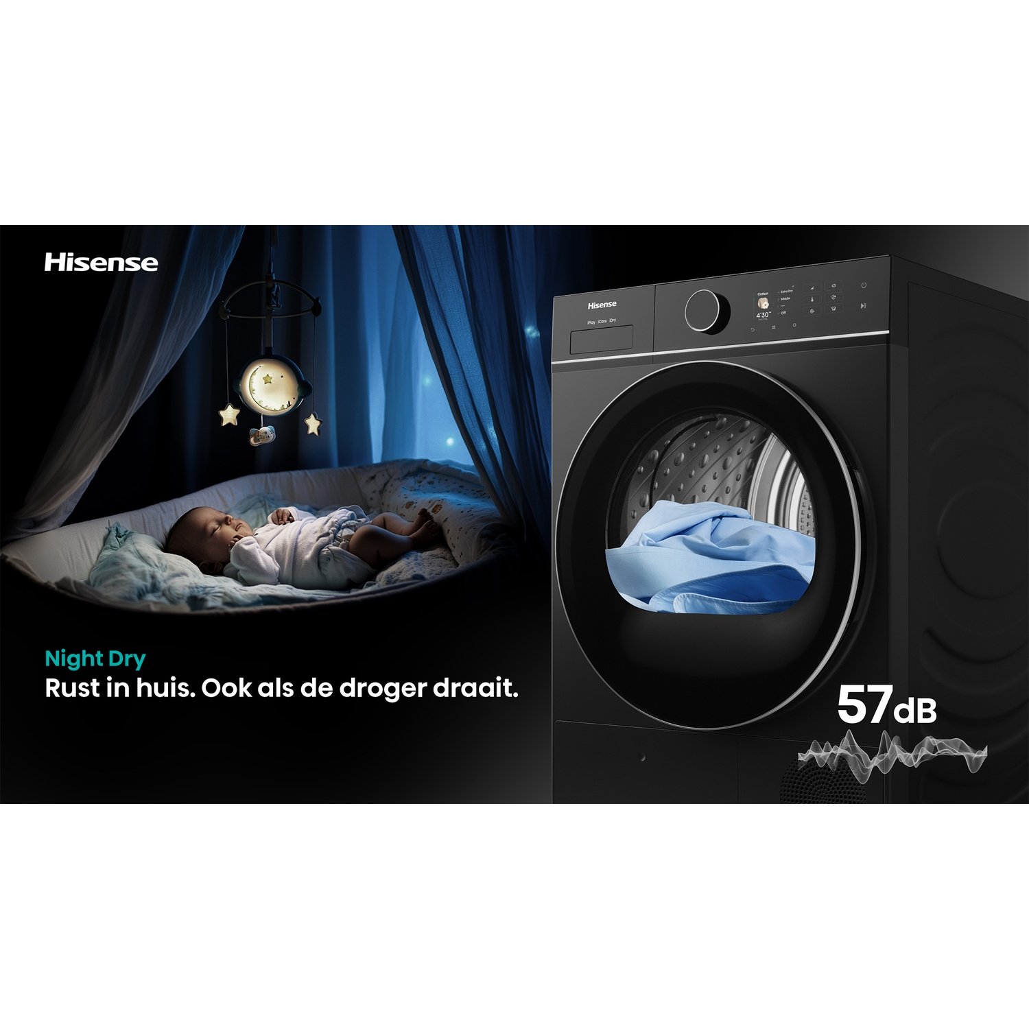 Een baby slaapt vredig in een wieg, rechts staat een droger. De droger heeft blauwe kleding erin. De scène is donker.