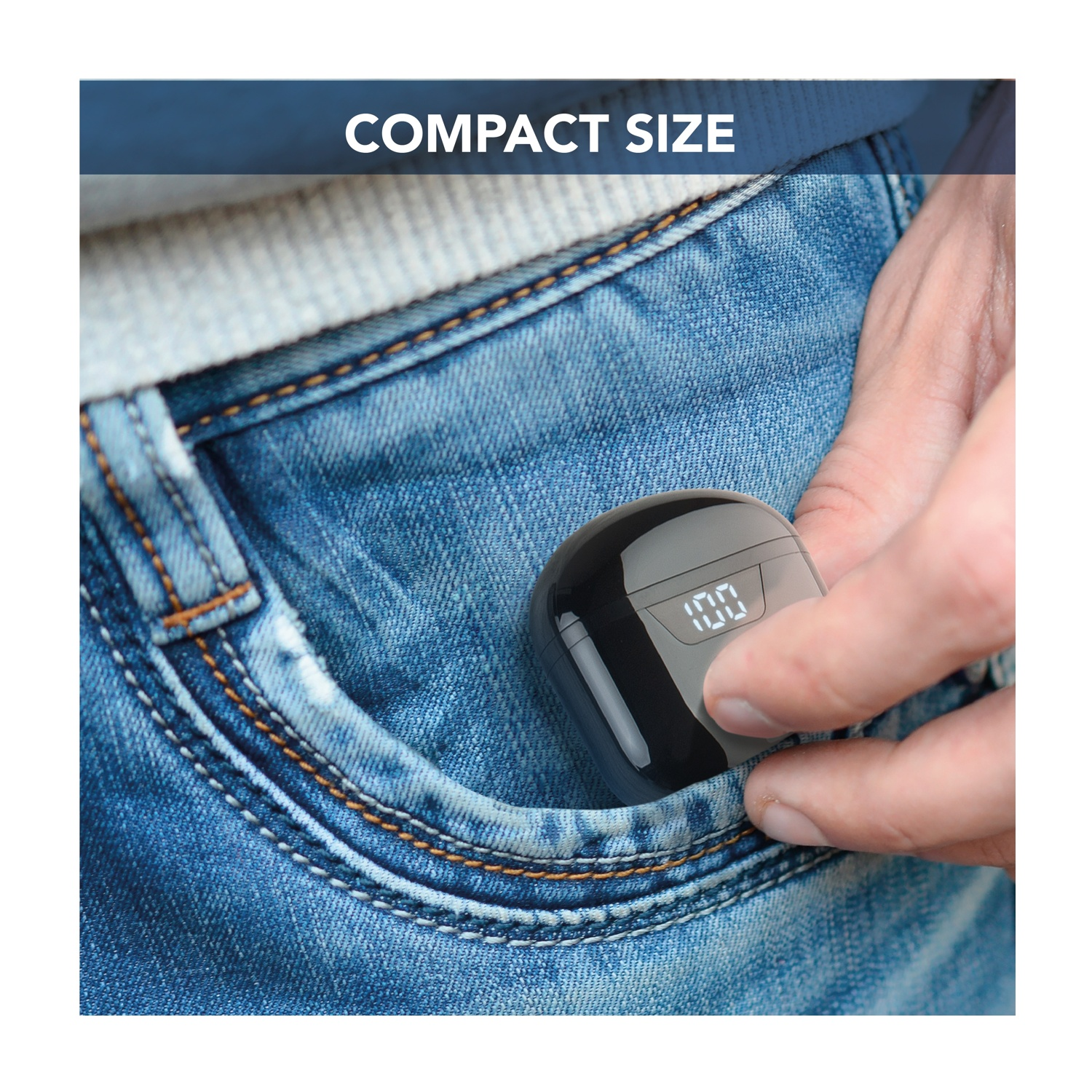 Una mano tiene una custodia nera per auricolari con display digitale (100) in una tasca di jeans blu. Testo: 'COMPACT SIZE'.