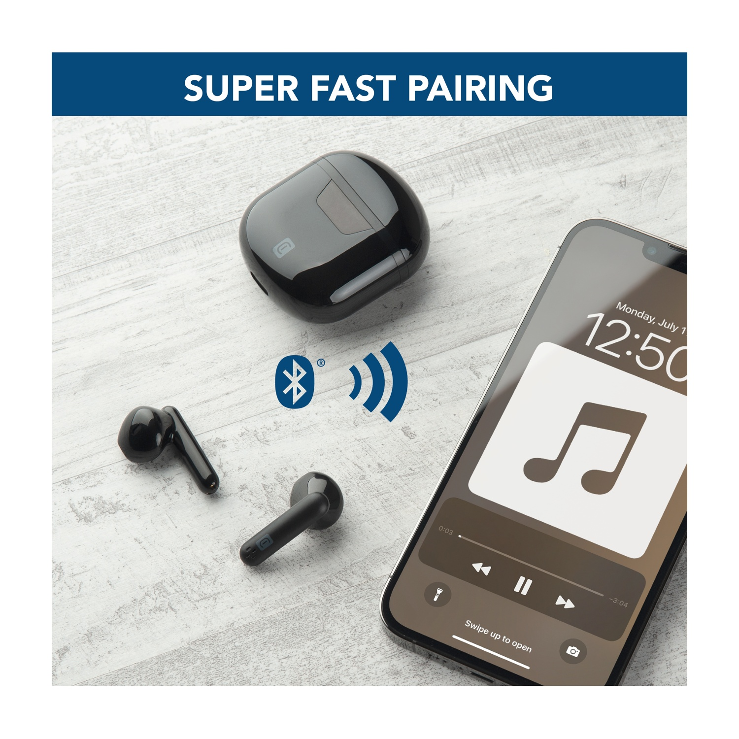 Auricolari neri, custodia di ricarica e telefono che mostra un'interfaccia musicale con icona Bluetooth e testo di accoppiamento super veloce.
