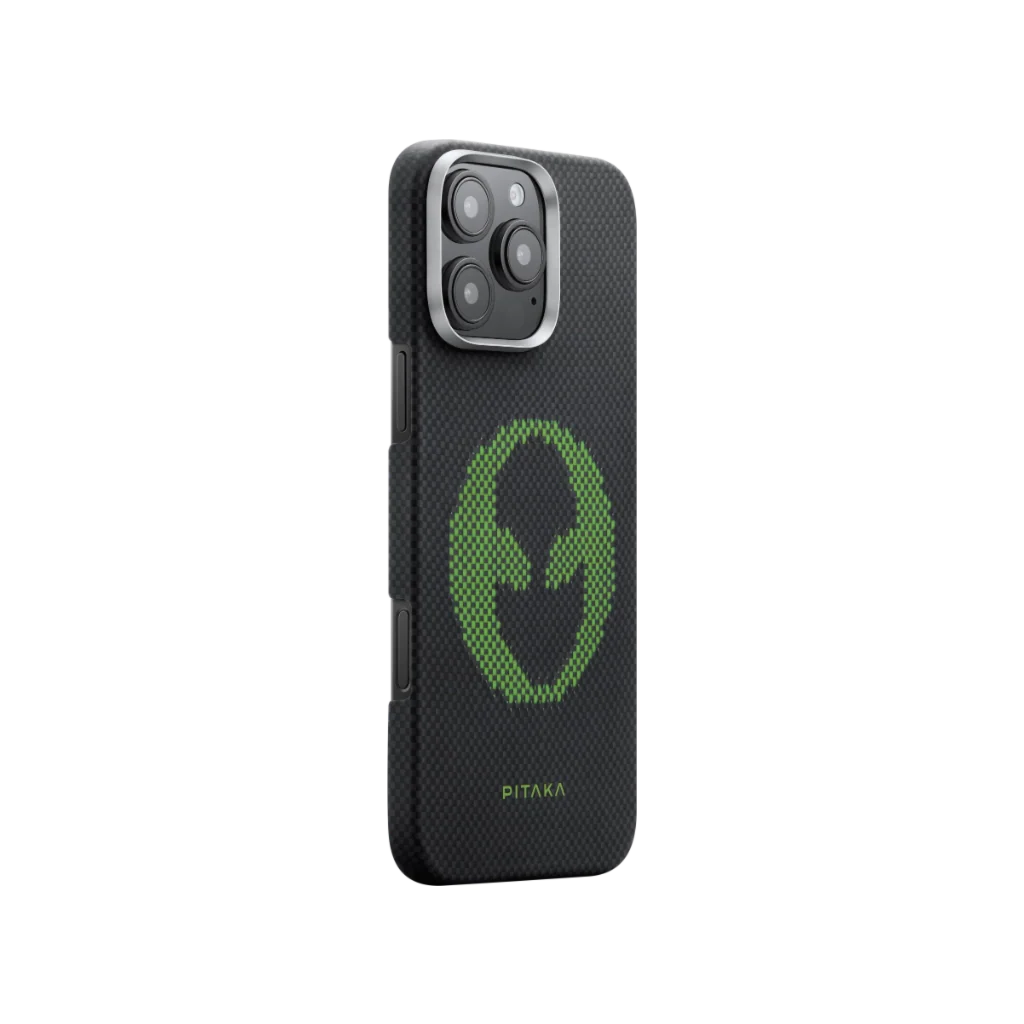 Fekete iPhone tok zöld logóval és ezüst kamera kerettel. A tok texturált felületű és a 'PITAKA' márkanévvel.