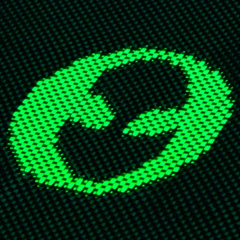 Zöld, pixeles ovális forma sötét, texturált háttéren. Az ovális élénkzöld négyzetekből áll, digitális dizájnra emlékeztetve.
