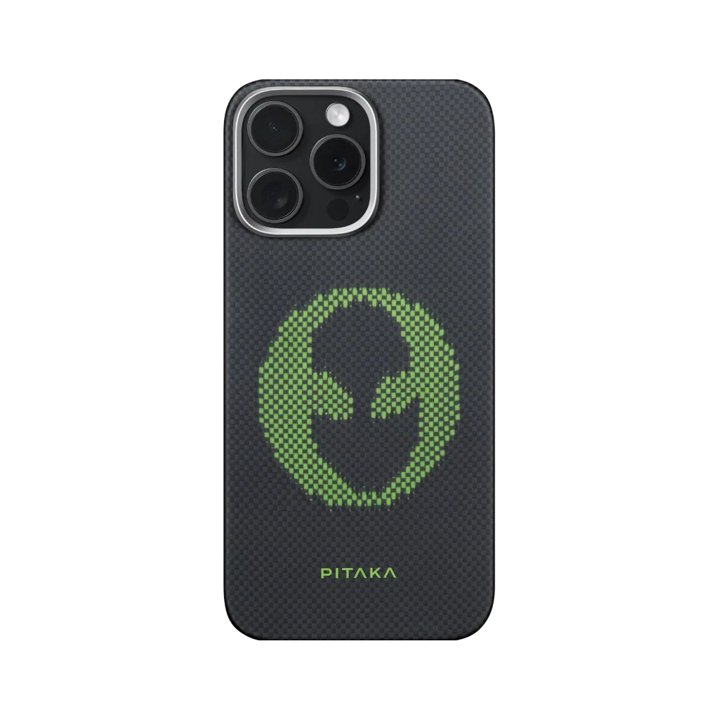 Fekete iPhone zöld pixeles dizájnnal és Pitaka logóval. A telefonon szögletes kamera modul van.
