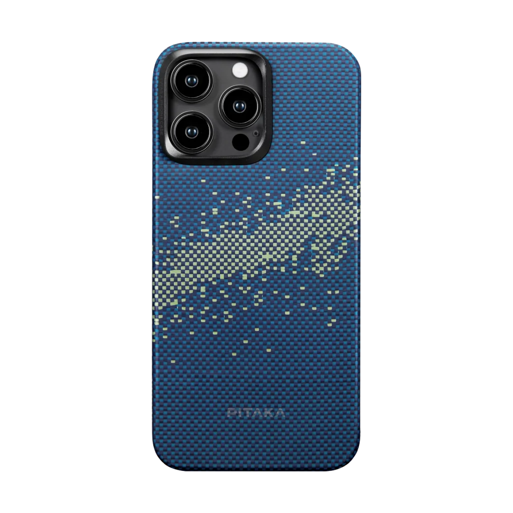 Kék telefontok pixeles dizájnnal és tripla kamerával. A PITAKA logó látható alul. Fekete háttér.
