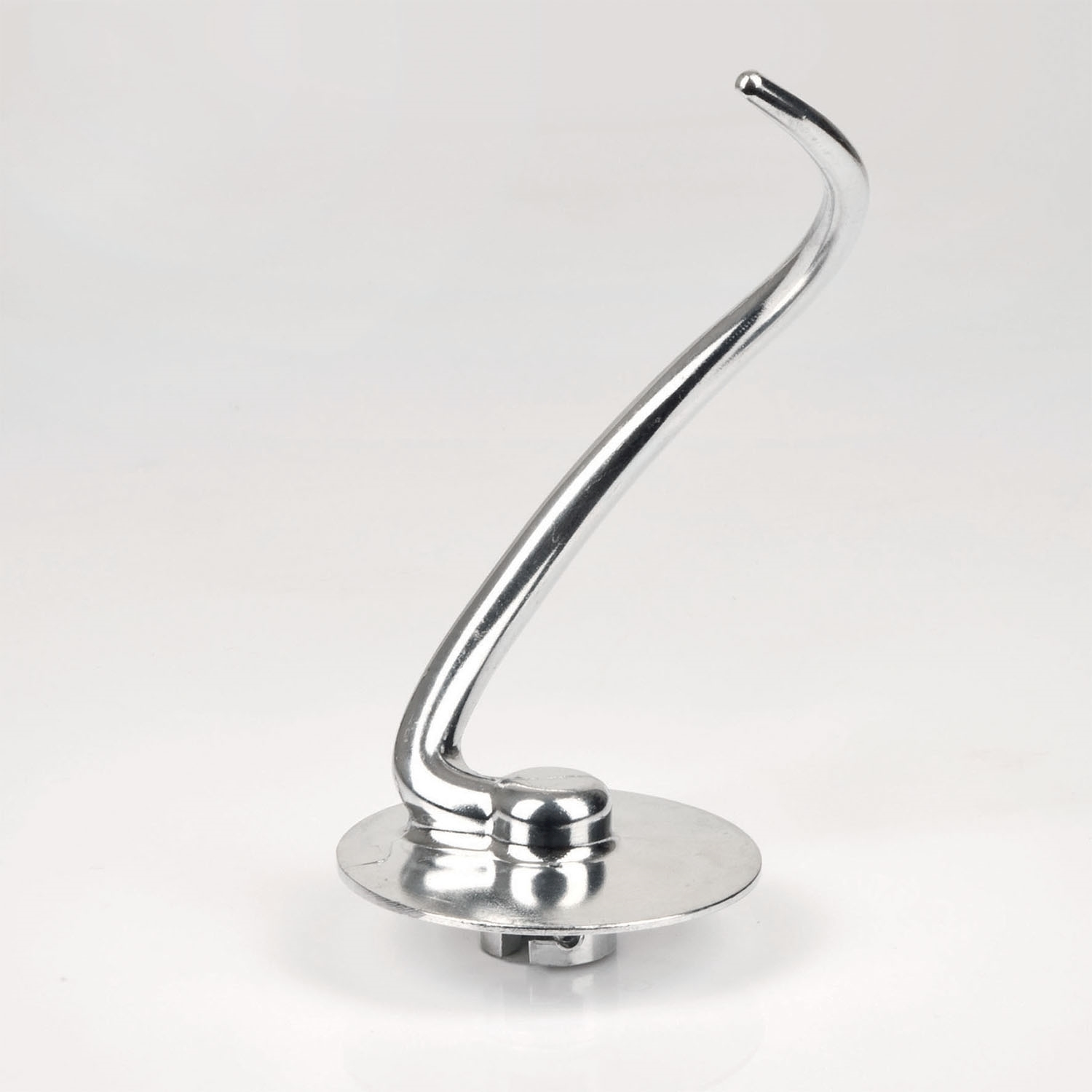 Un gancio impastatore in metallo lucido e curvo per un mixer, su sfondo bianco. Ha una base circolare e un braccio curvo.