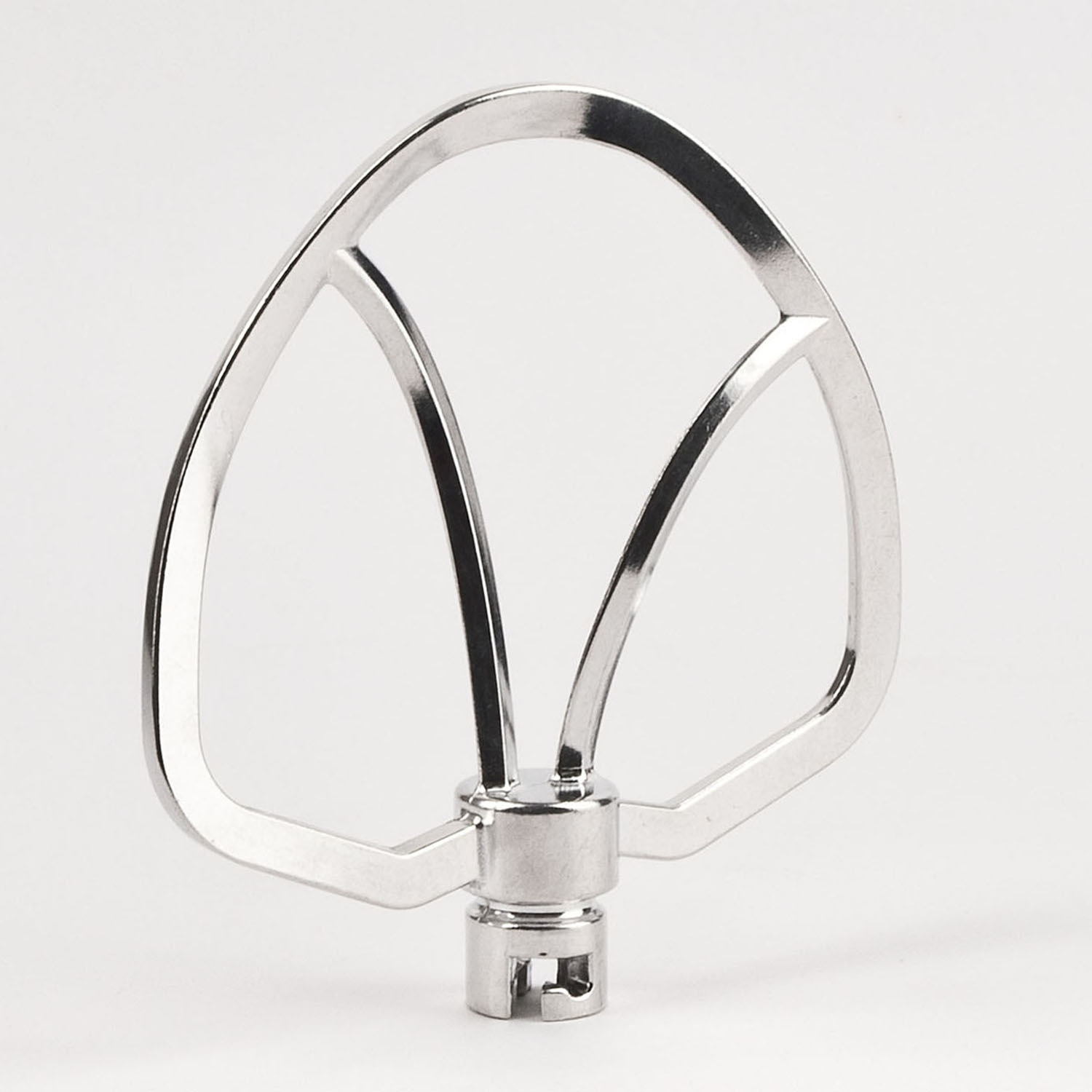 Un accessorio per mixer argentato e lucido su sfondo bianco. Ha una parte superiore arrotondata e tre bracci di supporto.