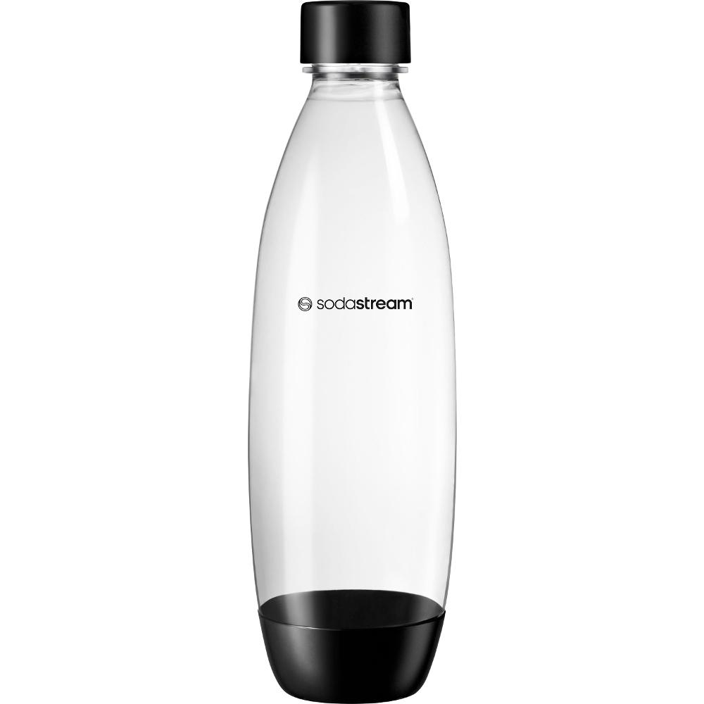 Átlátszó SodaStream palack fekete alappal és kupakkal. A SodaStream logó a palackra van nyomtatva.