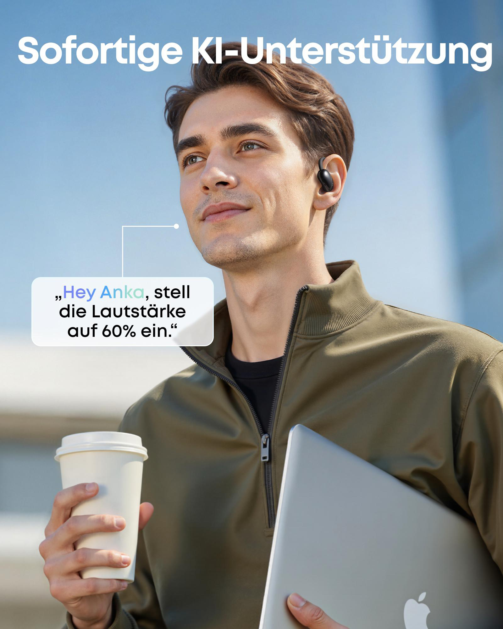 Mann mit Ohrhörern, hält eine Kaffeetasse und einen Laptop. Textblase sagt: 'Hey Anka, stell die Lautstärke auf 60% ein'.