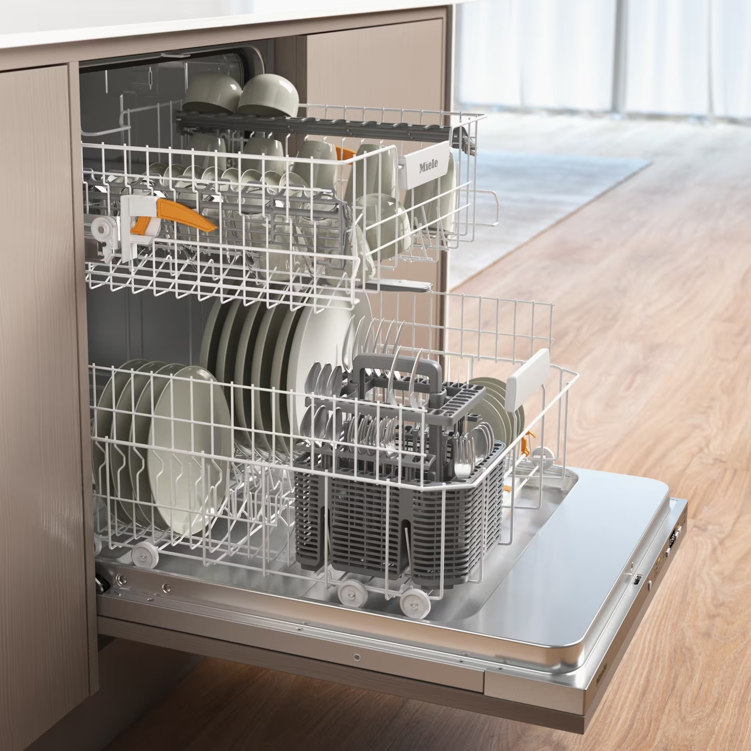 Lave-vaisselle ouvert avec de la vaisselle à l'intérieur. Assiettes, tasses, verres et couverts sont visibles. La machine est dans un meuble en bois.
