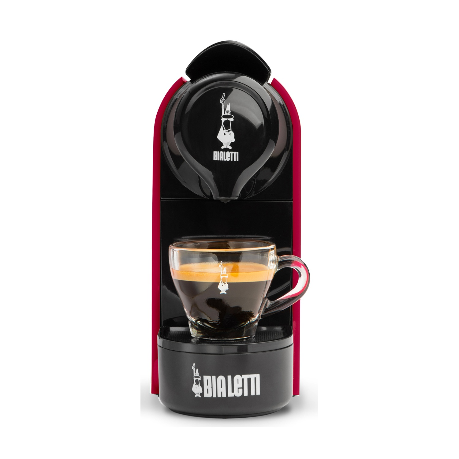 Una macchina per espresso Bialetti rossa e nera con una tazza di vetro trasparente piena di caffè. Il logo Bialetti è visibile.