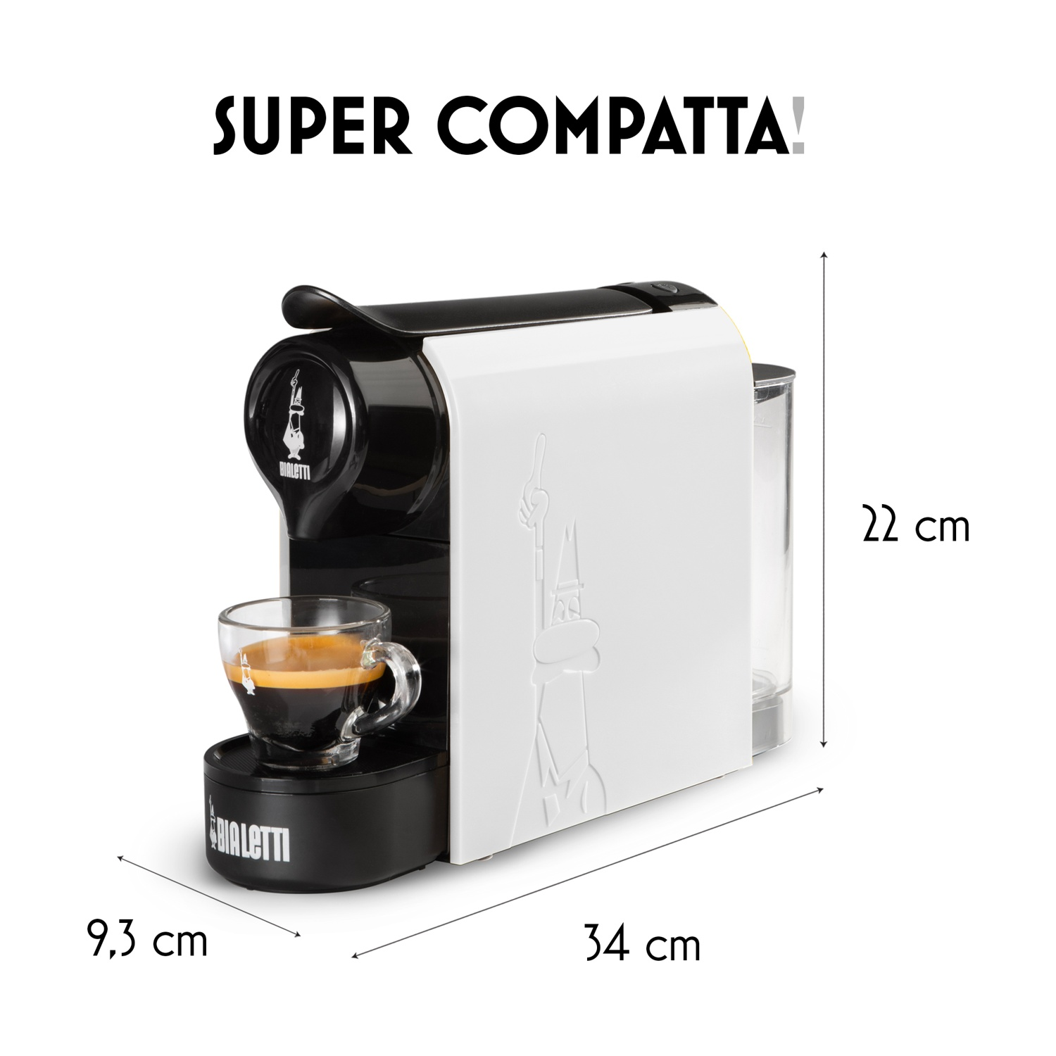 Una macchina per espresso bianca e nera con una tazza di caffè in vetro è in mostra. Le dimensioni sono 9,3 cm, 22 cm e 34 cm.