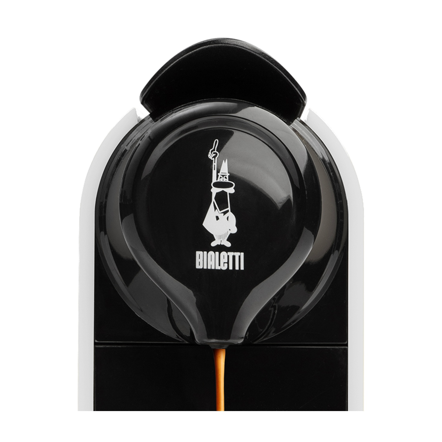 Una macchina per caffè espresso in bianco e nero con il logo Bialetti. Il caffè viene erogato. Sfondo bianco.