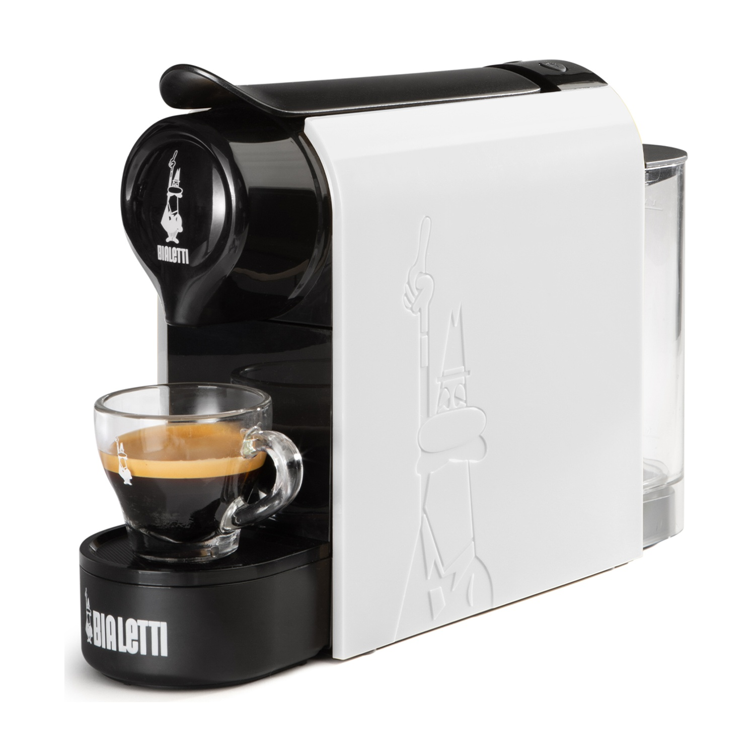 Una macchina per espresso Bialetti bianca e nera con una tazza di caffè in vetro. La macchina ha un serbatoio dell'acqua trasparente.