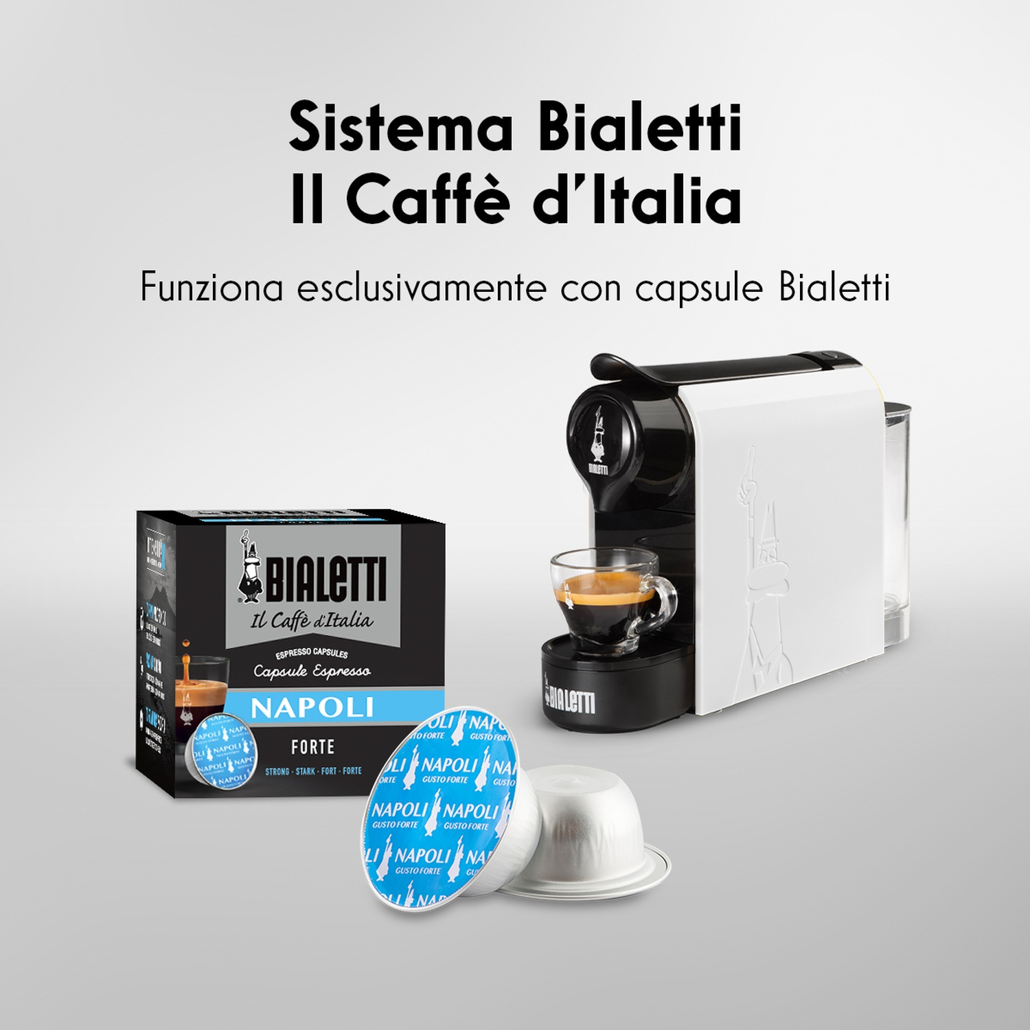Macchina del caffè, capsule e scatola su sfondo bianco. Testo in italiano.