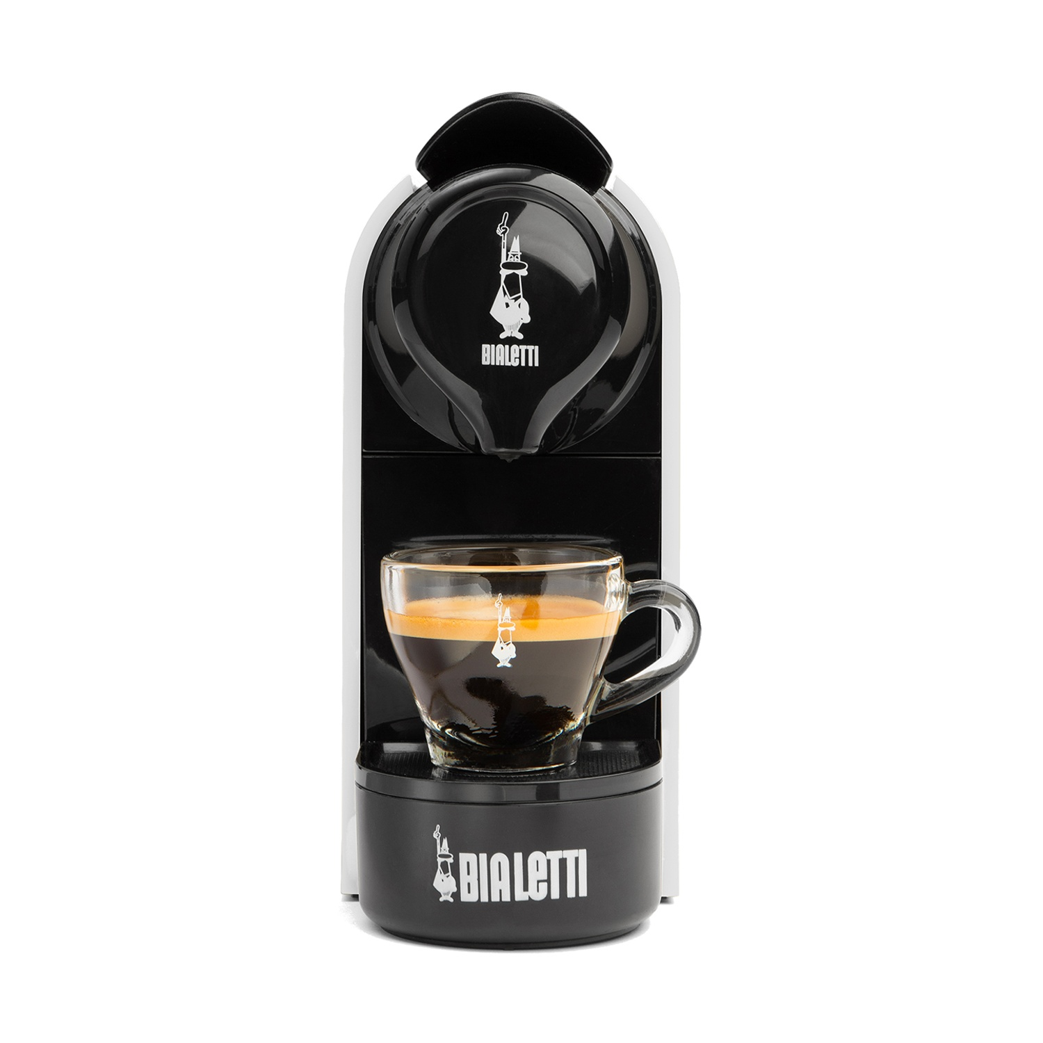 Una macchina per caffè espresso Bialetti in bianco e nero con una tazza di vetro piena di caffè. La macchina ha il logo Bialetti.