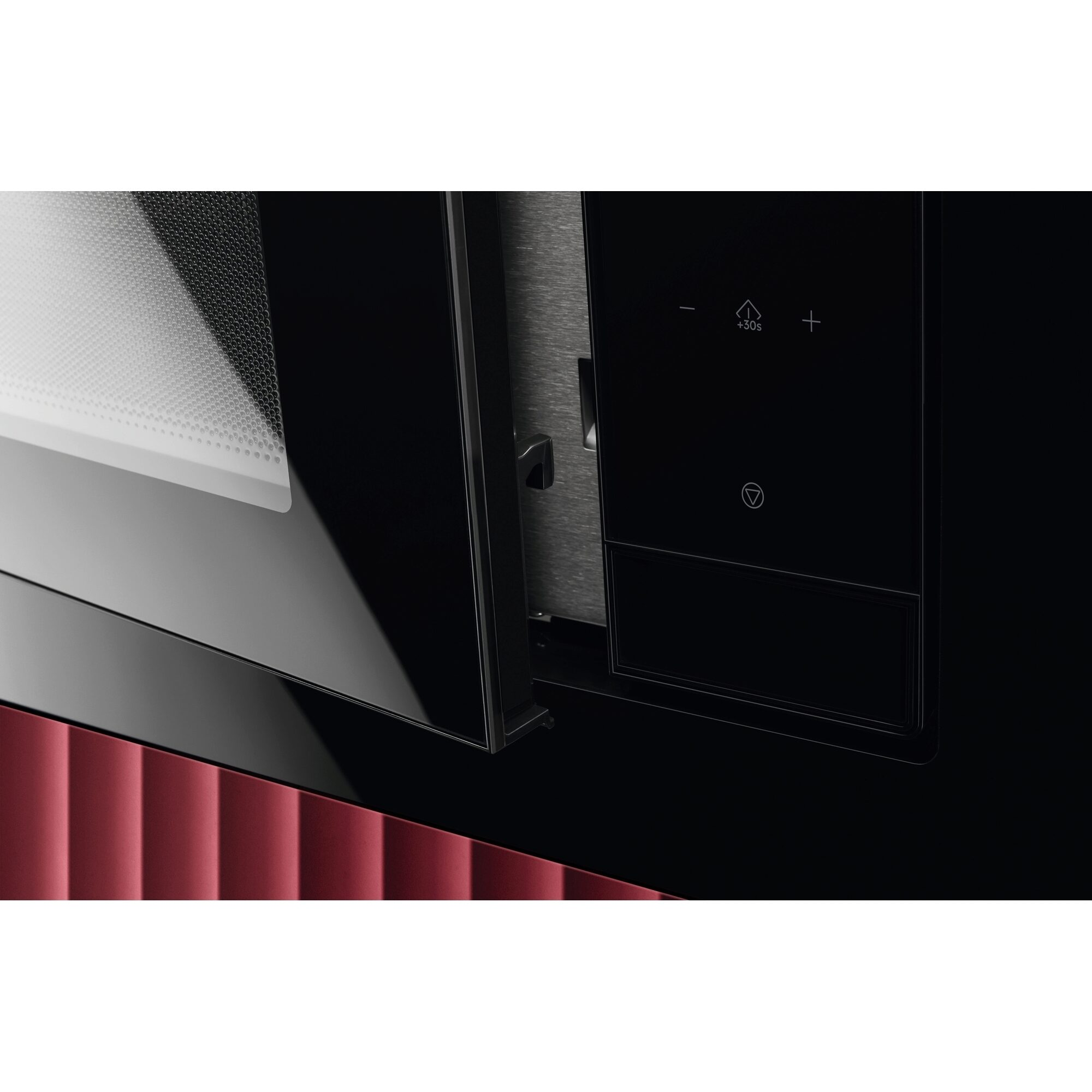 Horno microondas con panel frontal negro, puerta abierta y panel rojo en la parte inferior. El panel tiene botones.