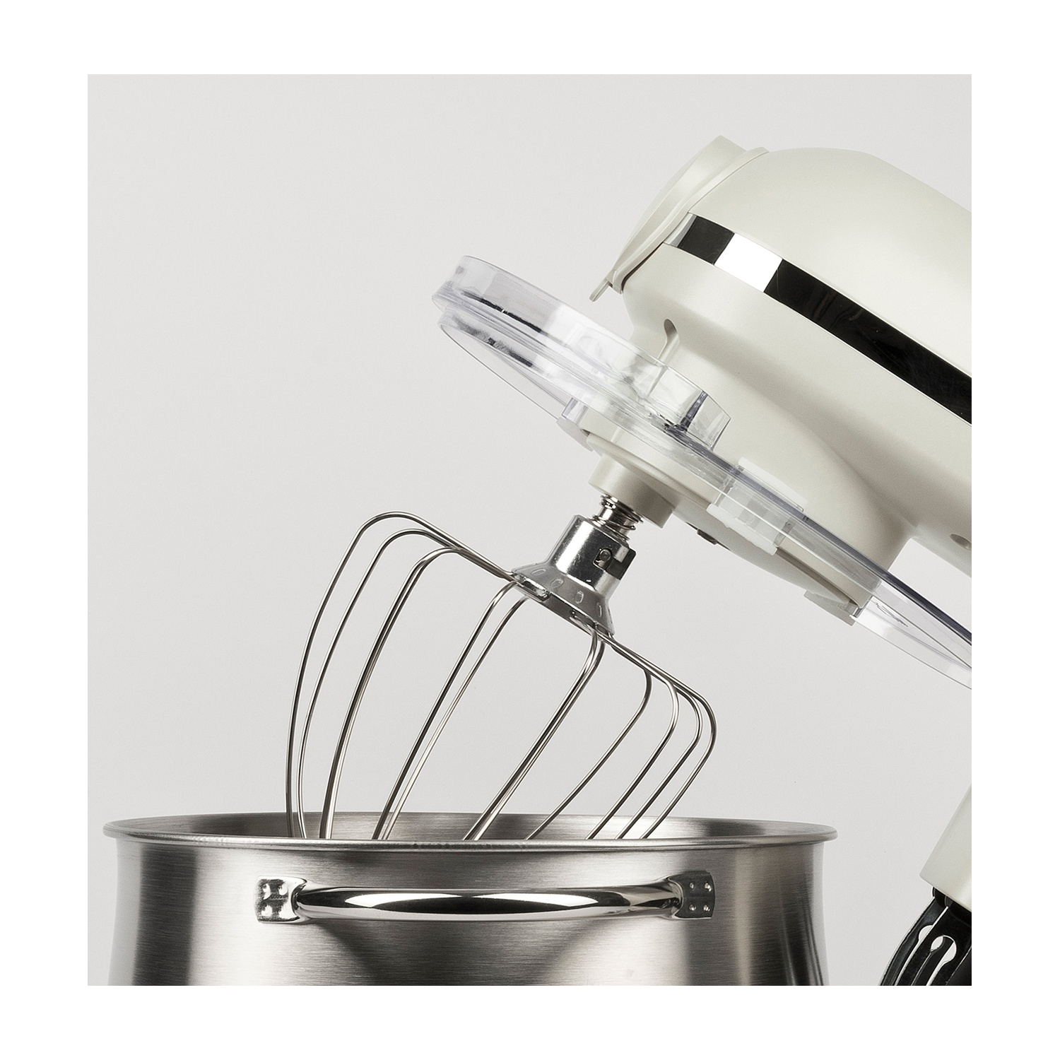 Un mixer a colonna color crema con ciotola e frusta in acciaio inox. Protezione plastica trasparente.