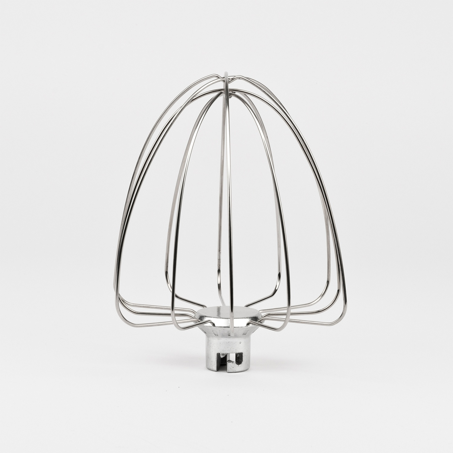 Un accessorio frusta in acciaio inossidabile per un mixer, centrato su sfondo bianco. La frusta è realizzata con fili metallici curvi.