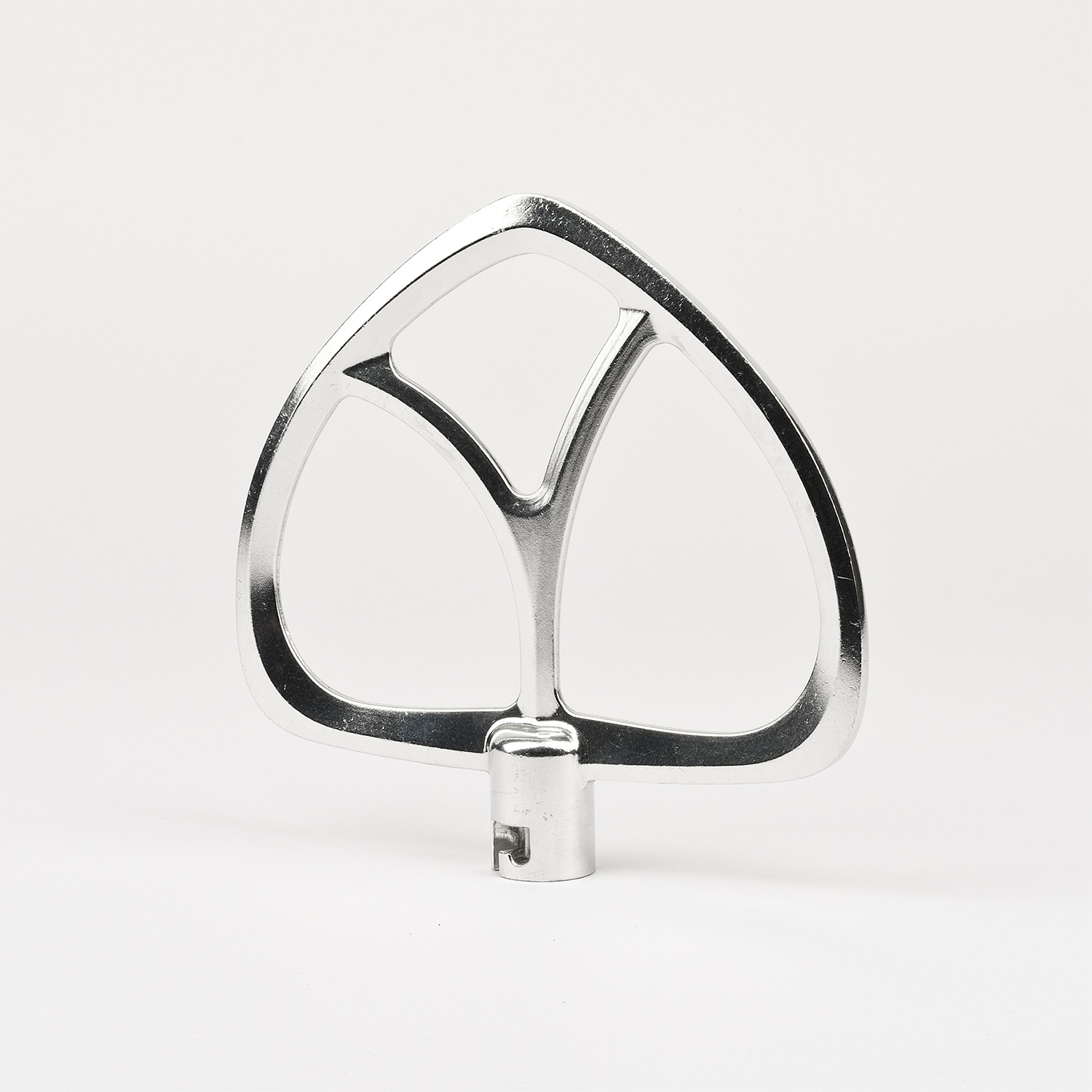 Un accessorio per mixer argentato e lucido. Ha una forma triangolare con una Y al centro. Lo sfondo è bianco.