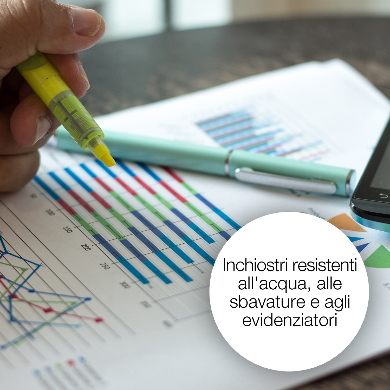Una mano tiene un evidenziatore giallo sopra un grafico. Sono visibili una penna e uno smartphone. Testo: Inchiostri resistenti all'acqua, alle sbavature e agli evidenziatori.