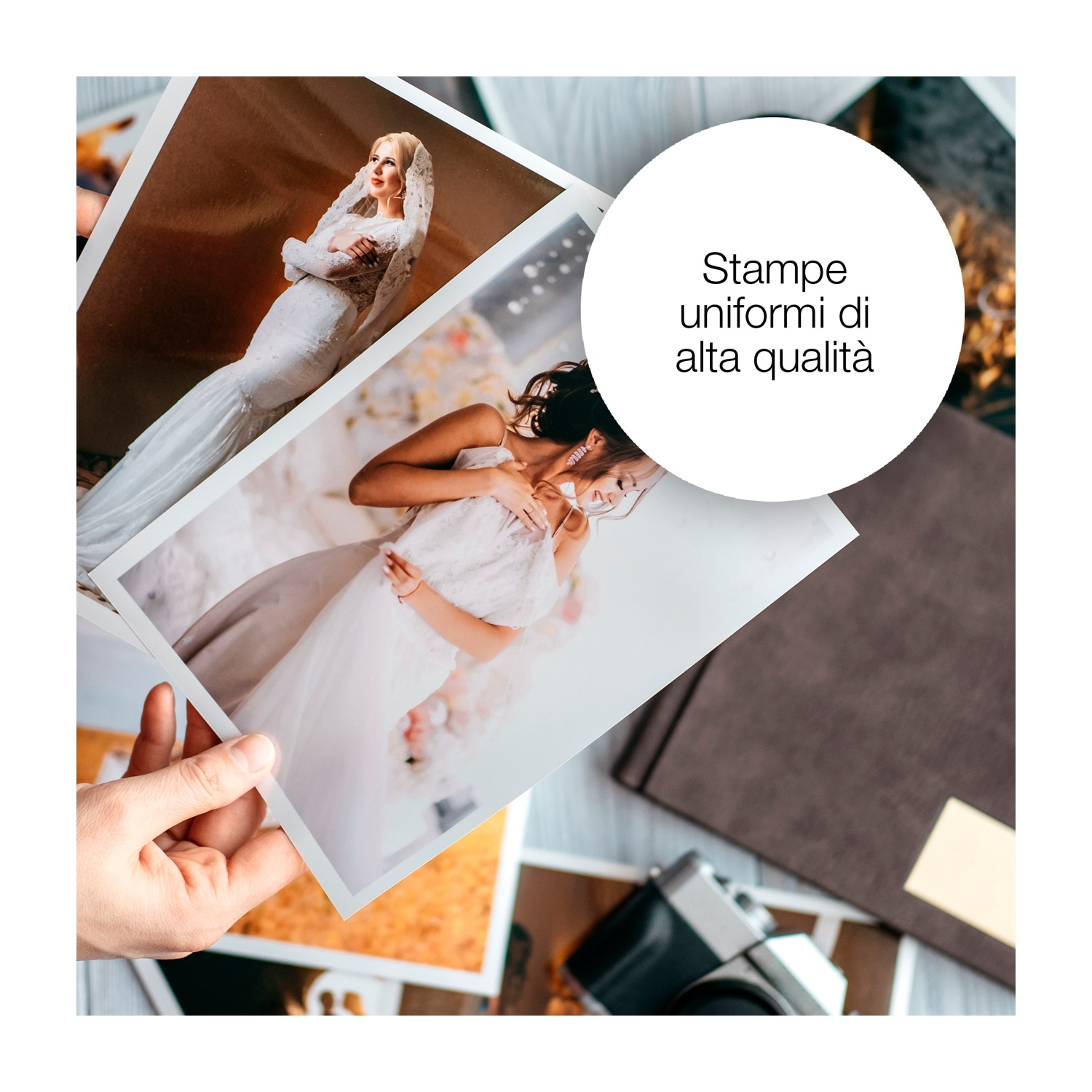Mano che tiene foto di spose in abito da sposa. Lo sfondo ha una fotocamera, un album e testo in un cerchio bianco: Stampe di alta qualità.
