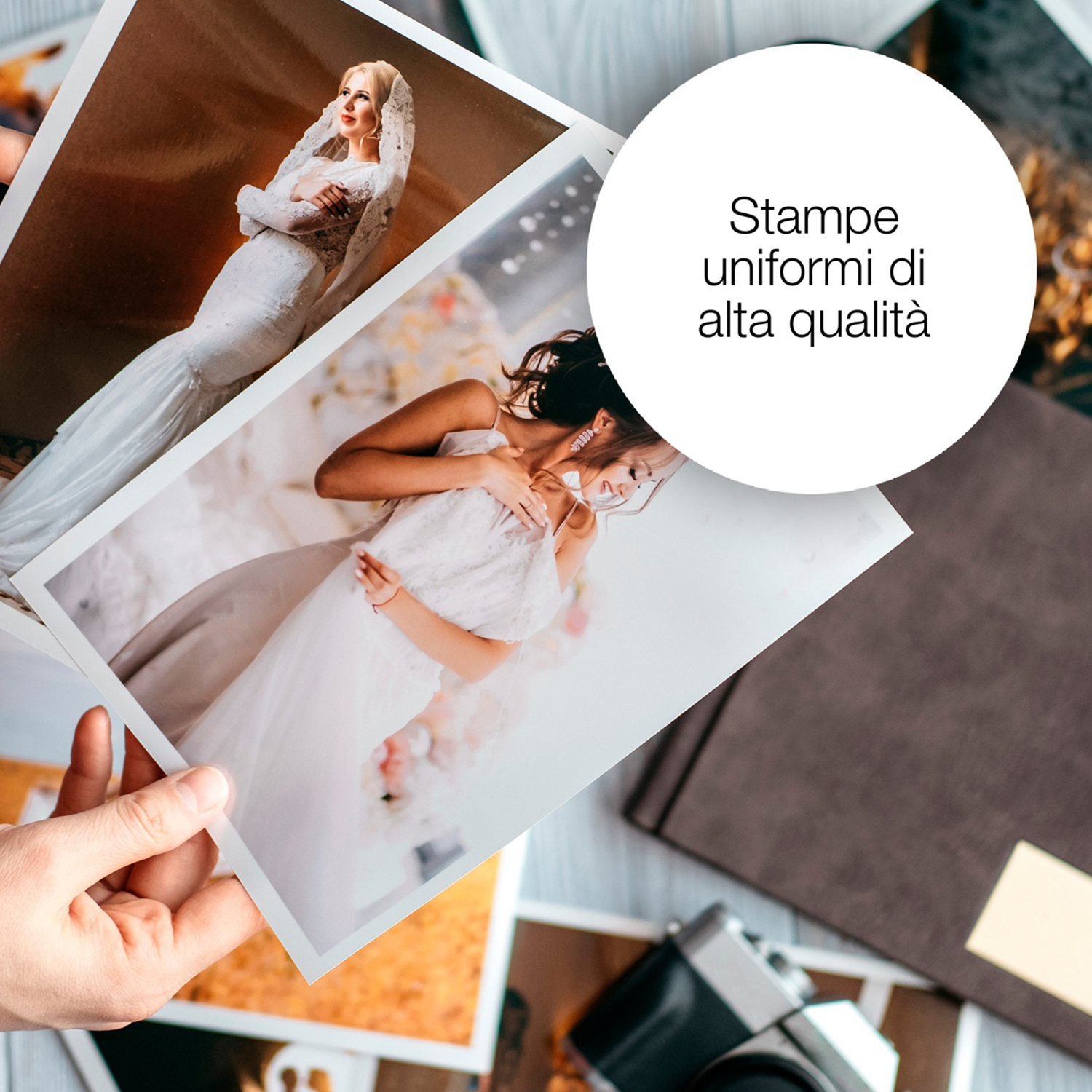 Mani che tengono foto di spose in abito da sposa. Sul tavolo sono visibili anche una fotocamera e un libro.