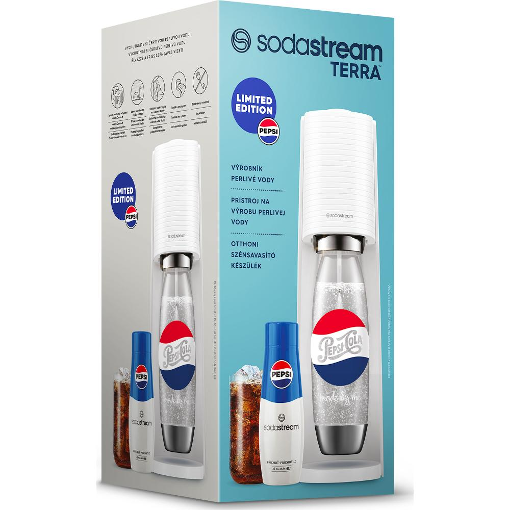 Egy SodaStream Terra Pepsi márkajelzéssel. Tartalmaz egy szénsavasítót, egy palackot és egy Pepsi palackot. A háttér világoskék.