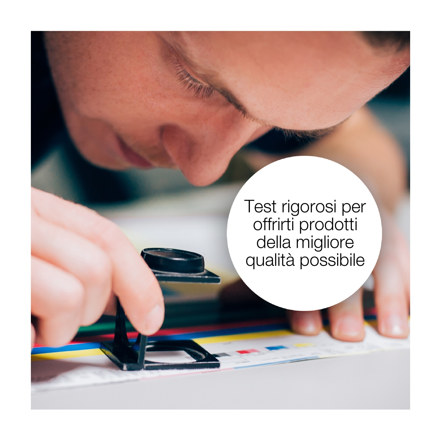 Una persona usa una lente d'ingrandimento per ispezionare un documento stampato con strisce colorate. Testo su cerchio bianco: 'Test rigorosi'.