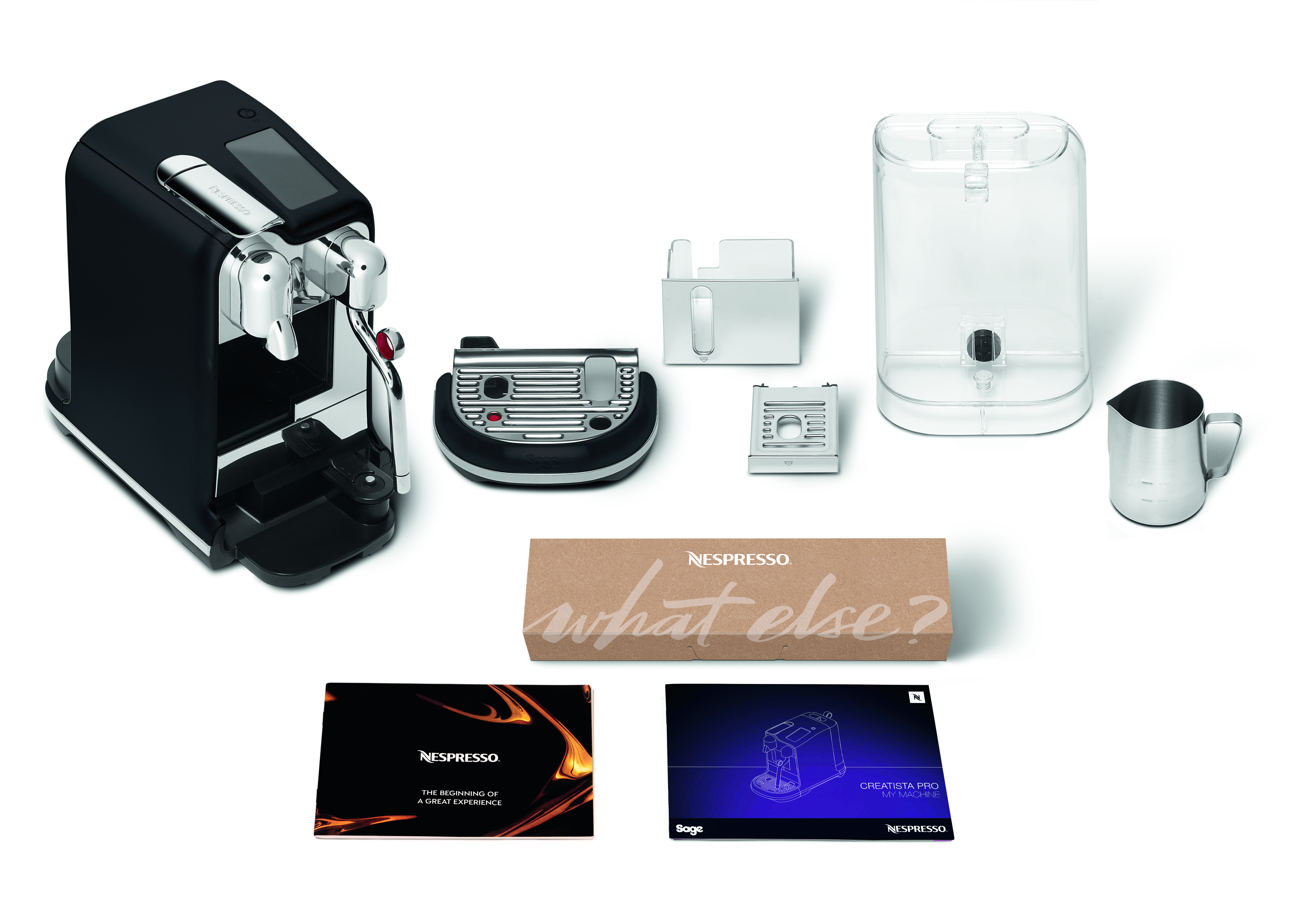 Eine Nespresso-Kaffeemaschine mit Zubehör. Enthält Wassertank, Milchaufschäumer und Bedienungsanleitungen auf weißem Hintergrund.