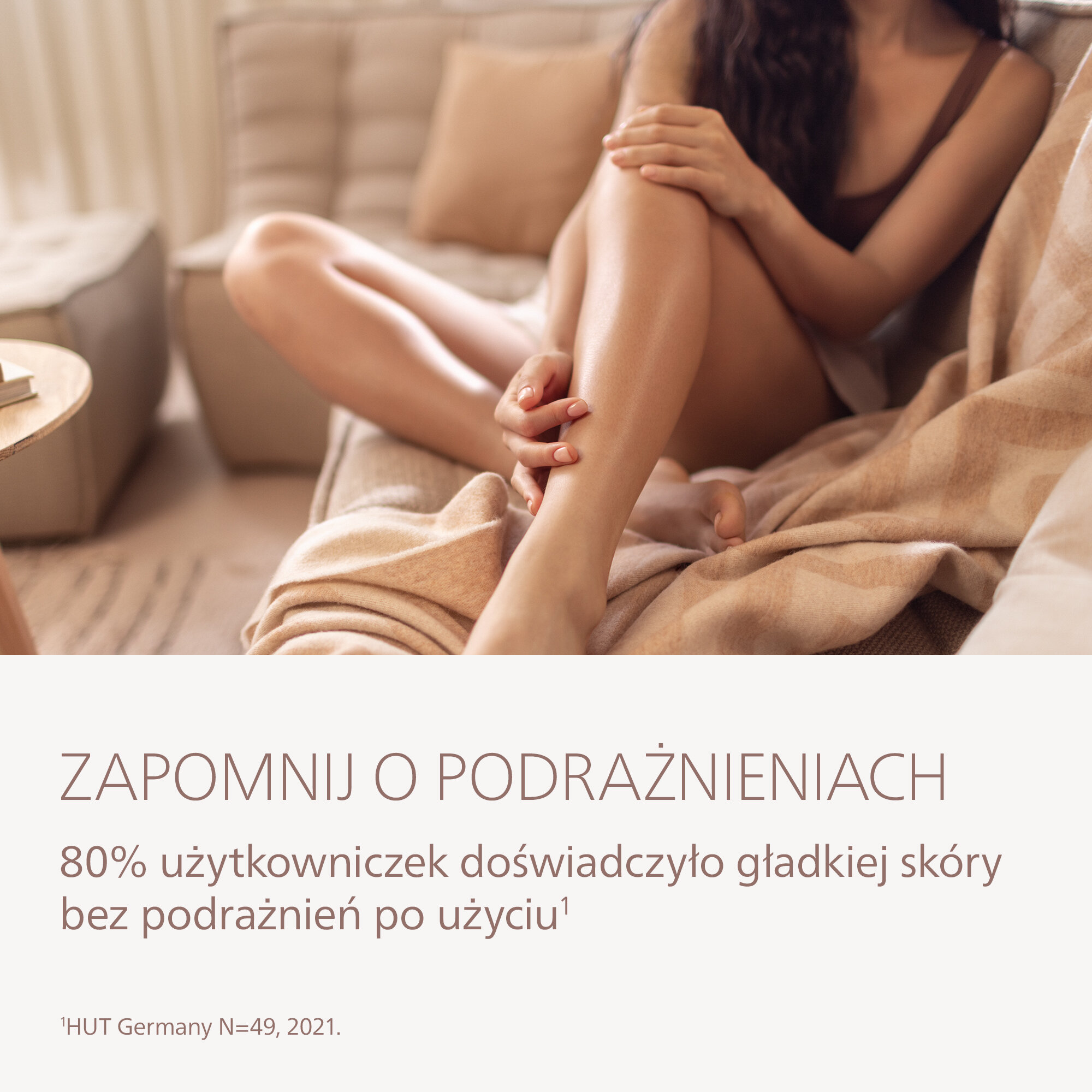 Kobieta siedzi na beżowej sofie, dotykając nóg. Tekst o pielęgnacji skóry na dole.