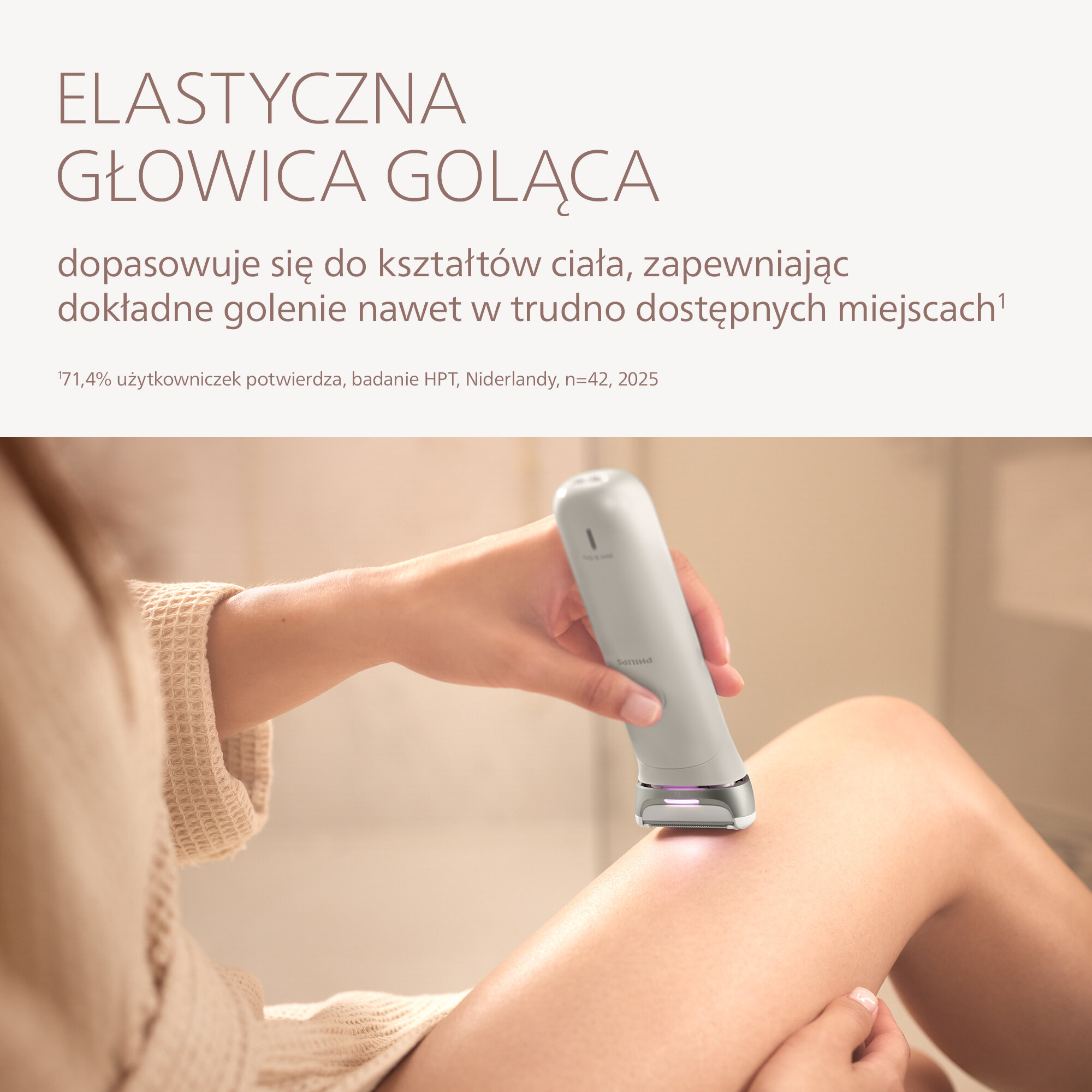 Osoba goli nogę białą golarką Philips. Golarka jest na nodze, światło jest włączone.