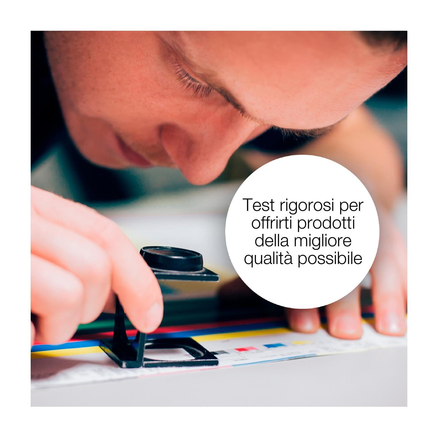 Una persona guarda un documento attraverso una lente d'ingrandimento. Il documento ha linee colorate. Testo: test rigorosi per offrire la migliore qualità possibile.