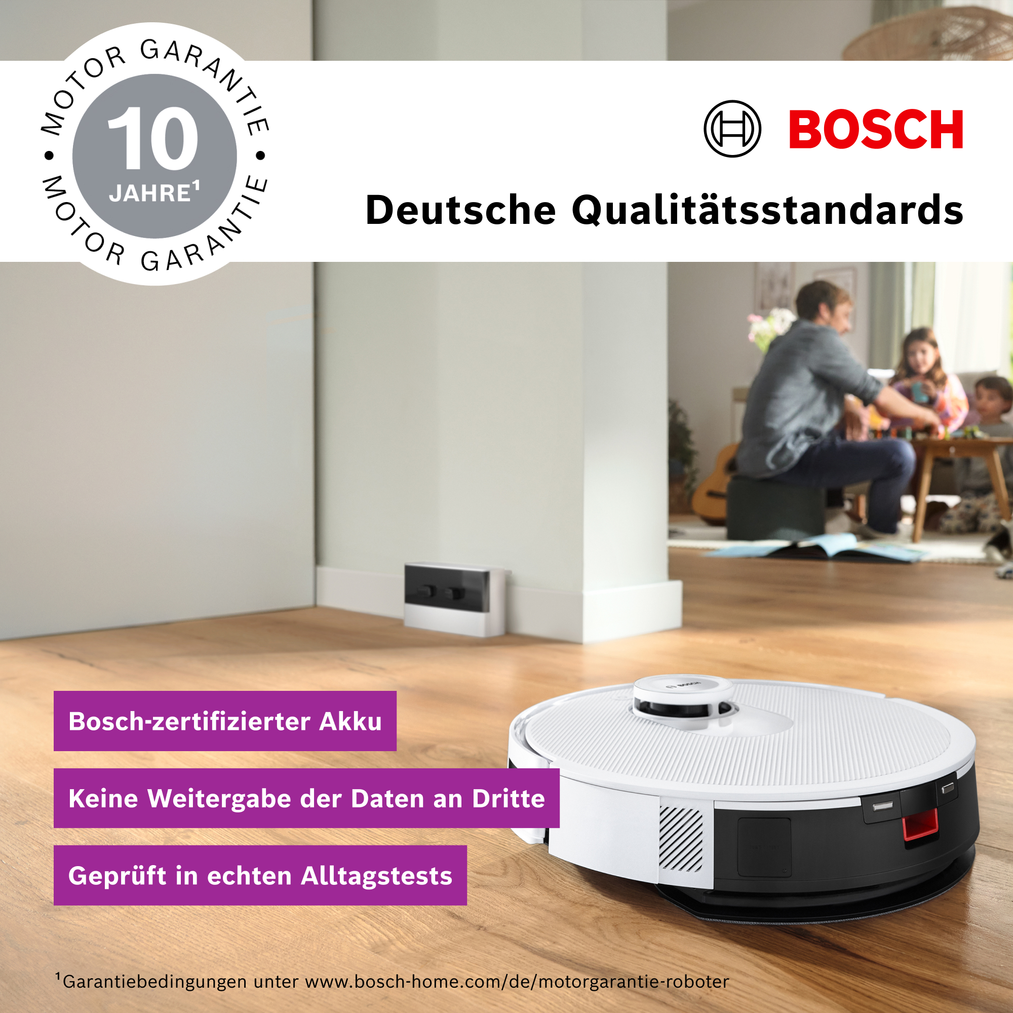 Ein Bosch-Roboter-Staubsauger auf Holzboden. Im Hintergrund sitzt eine Familie am Tisch.
