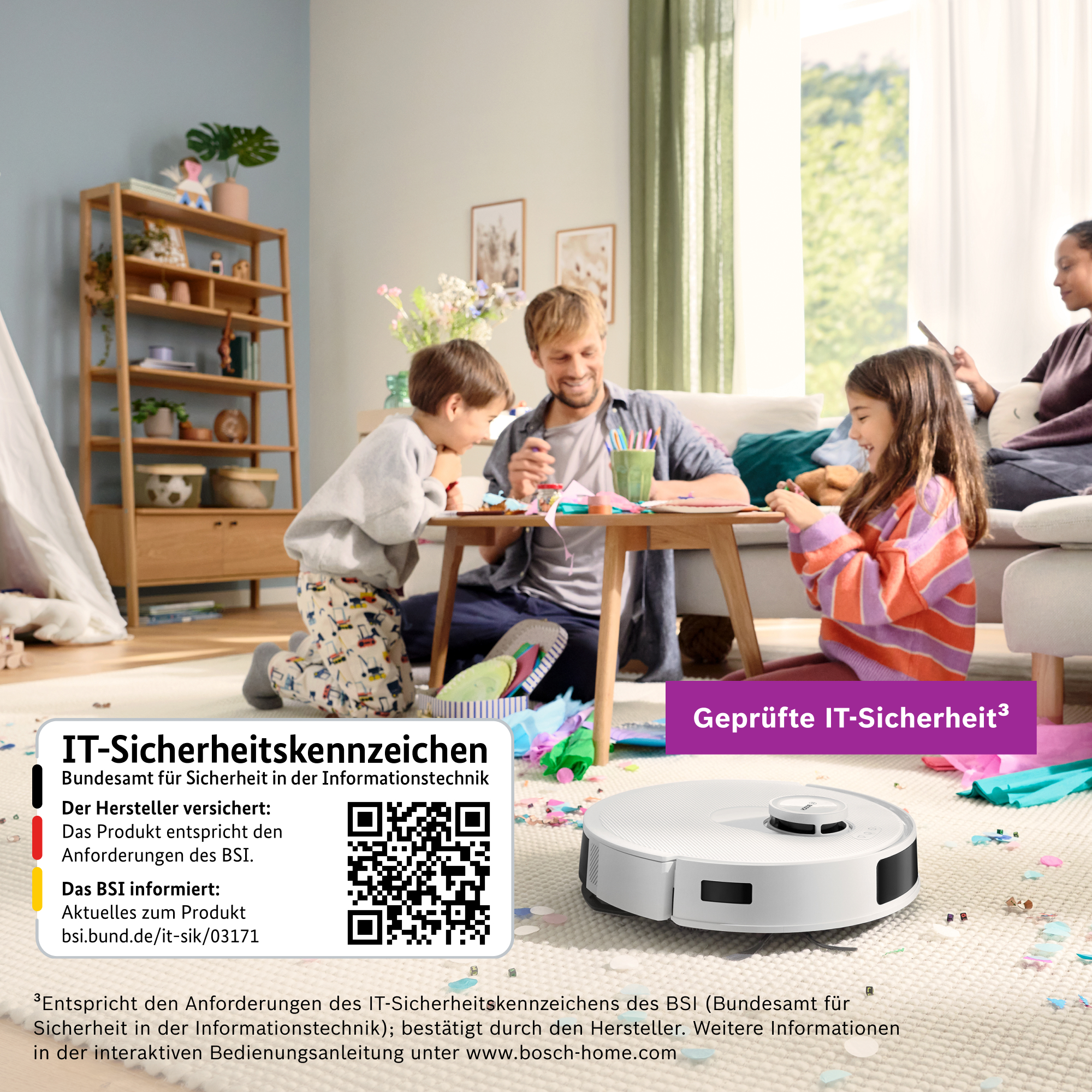 Familie bastelt am Tisch, ein Roboterstaubsauger auf dem Boden und ein Regal im Hintergrund.
