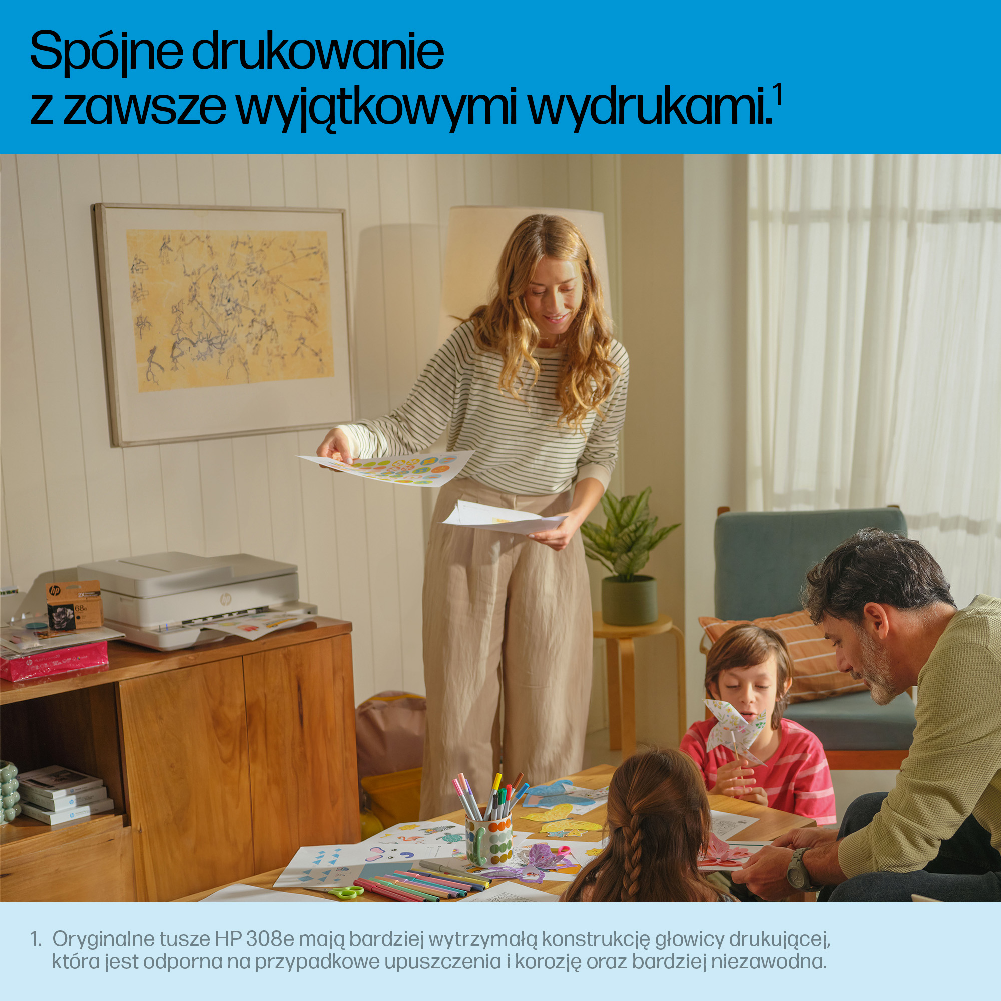 Rodzina przy stole, kobieta trzyma papiery, dziecko z origami, drukarka na szafce.