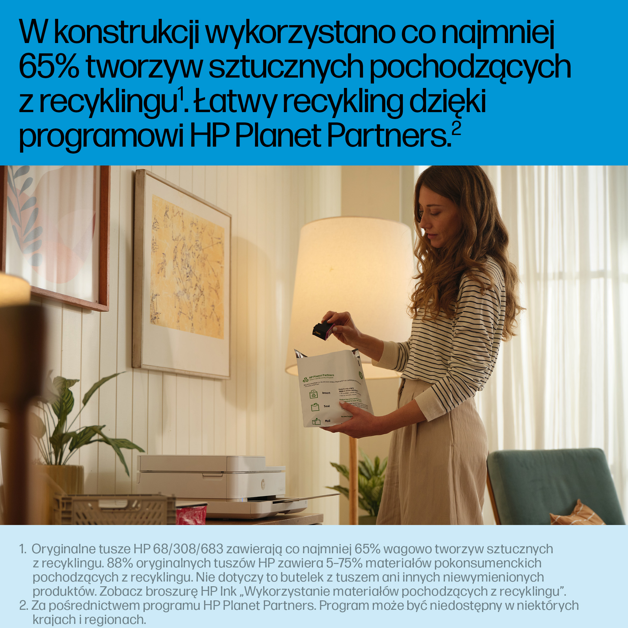 Kobieta wkłada wkład atramentowy do worka do recyklingu. Widoczna drukarka, lampa i dzieło sztuki. Jasny pokój.