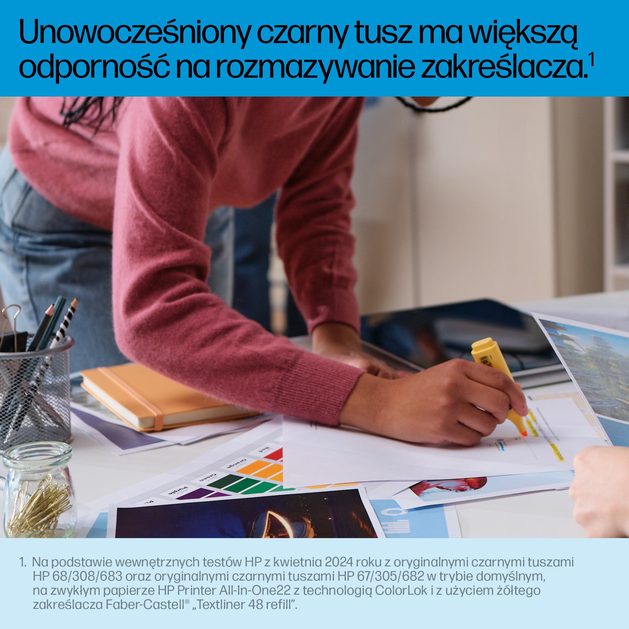 Osoba używa żółtego zakreślacza na dokumencie. Na biurku znajdują się próbki kolorów, długopisy i notatnik.