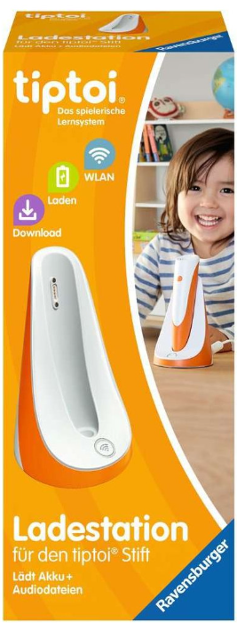 Gezeigt wird eine orangefarbene und weiße tiptoi-Ladestation, im Hintergrund ein lächelndes Mädchen. Auf der Box steht 'Ladestation'.