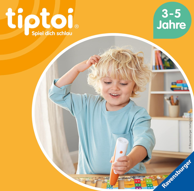 Ein lächelndes Kind mit blonden Haaren hält einen Stift. Das Kind trägt ein blaues Hemd. Der Hintergrund hat ein Logo und Text.