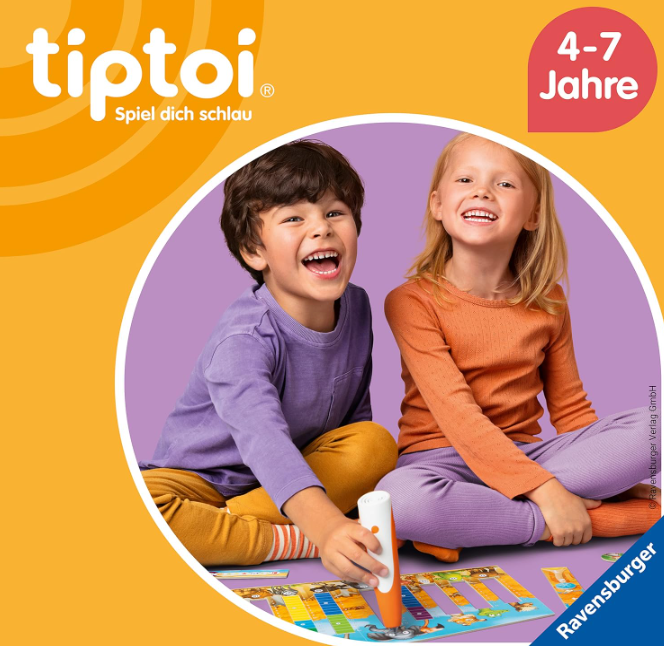 Zwei lächelnde Kinder spielen ein Spiel. Der Junge hält ein stiftähnliches Gerät über einem Spielbrett. Der Hintergrund ist lila und orange.