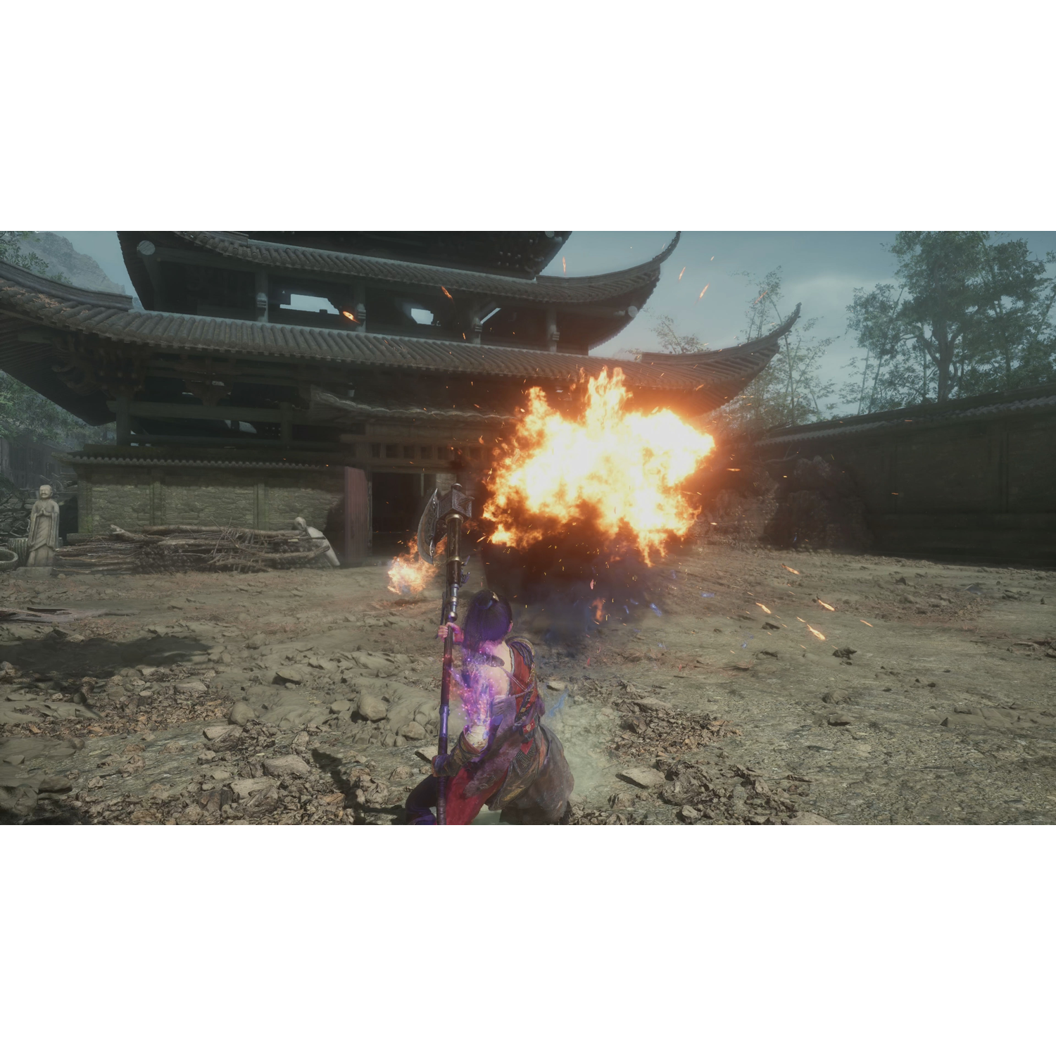 Une figure avec une arme fait face à une grande explosion près d'un bâtiment asiatique traditionnel. La scène est en extérieur.