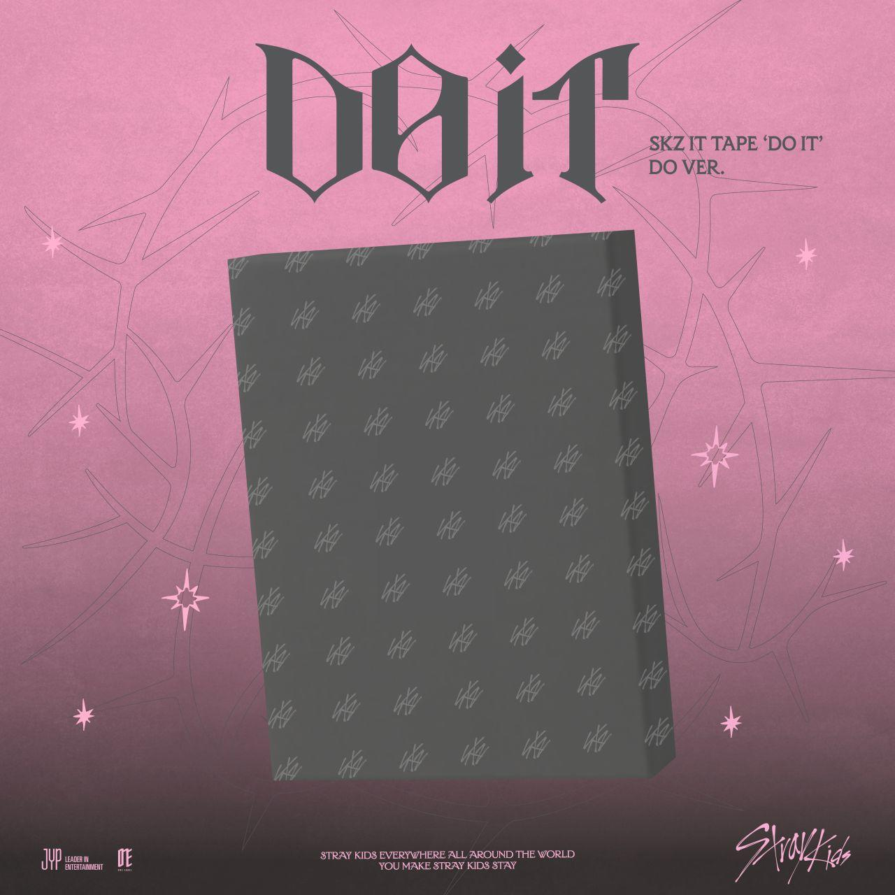 Albumcover mit Text 'DO IT' und einem Paket. Rosa Hintergrund mit Sternen und einem Stray Kids Logo.