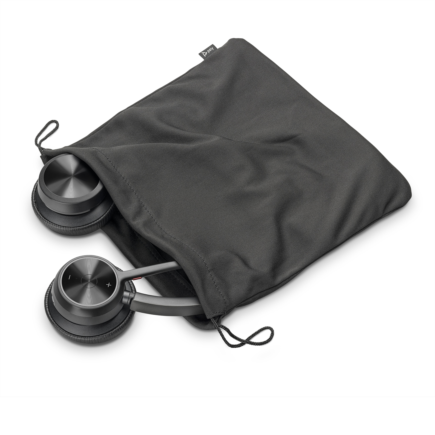 Auriculares parcialmente en una bolsa gris. Los auriculares son negros y grises. La bolsa tiene un cierre de cordón. Fondo blanco.