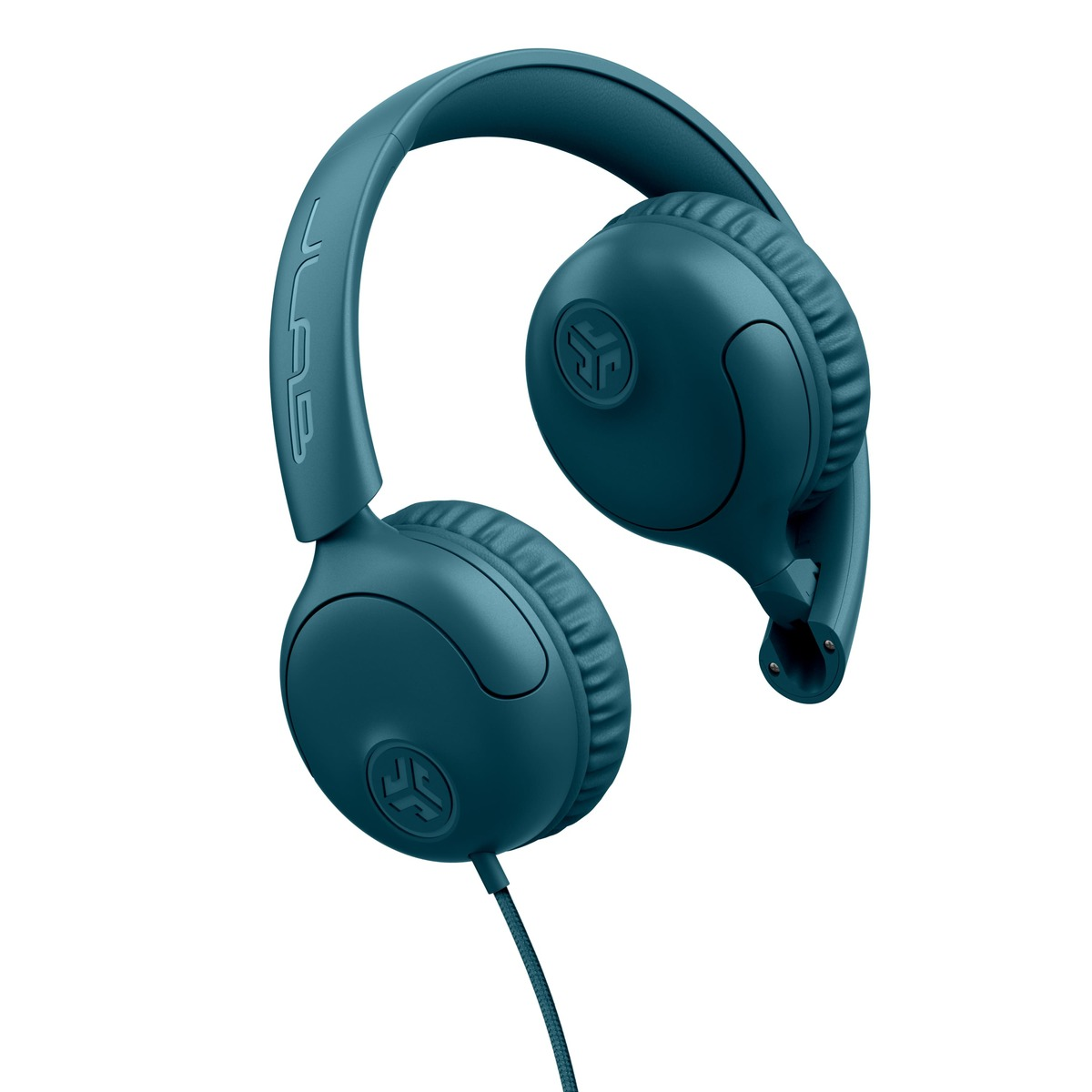 Türkisfarbene Kopfhörer mit Over-Ear-Design. Das JLab-Logo ist sichtbar. Das Kabel ist befestigt. Der Hintergrund ist weiß.