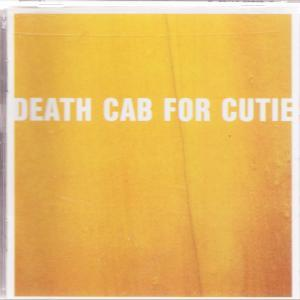 Albumcover: Gelber Hintergrund, weißer Text 'DEATH CAB FOR CUTIE'. Das Bild befindet sich in einer CD-Hülle.